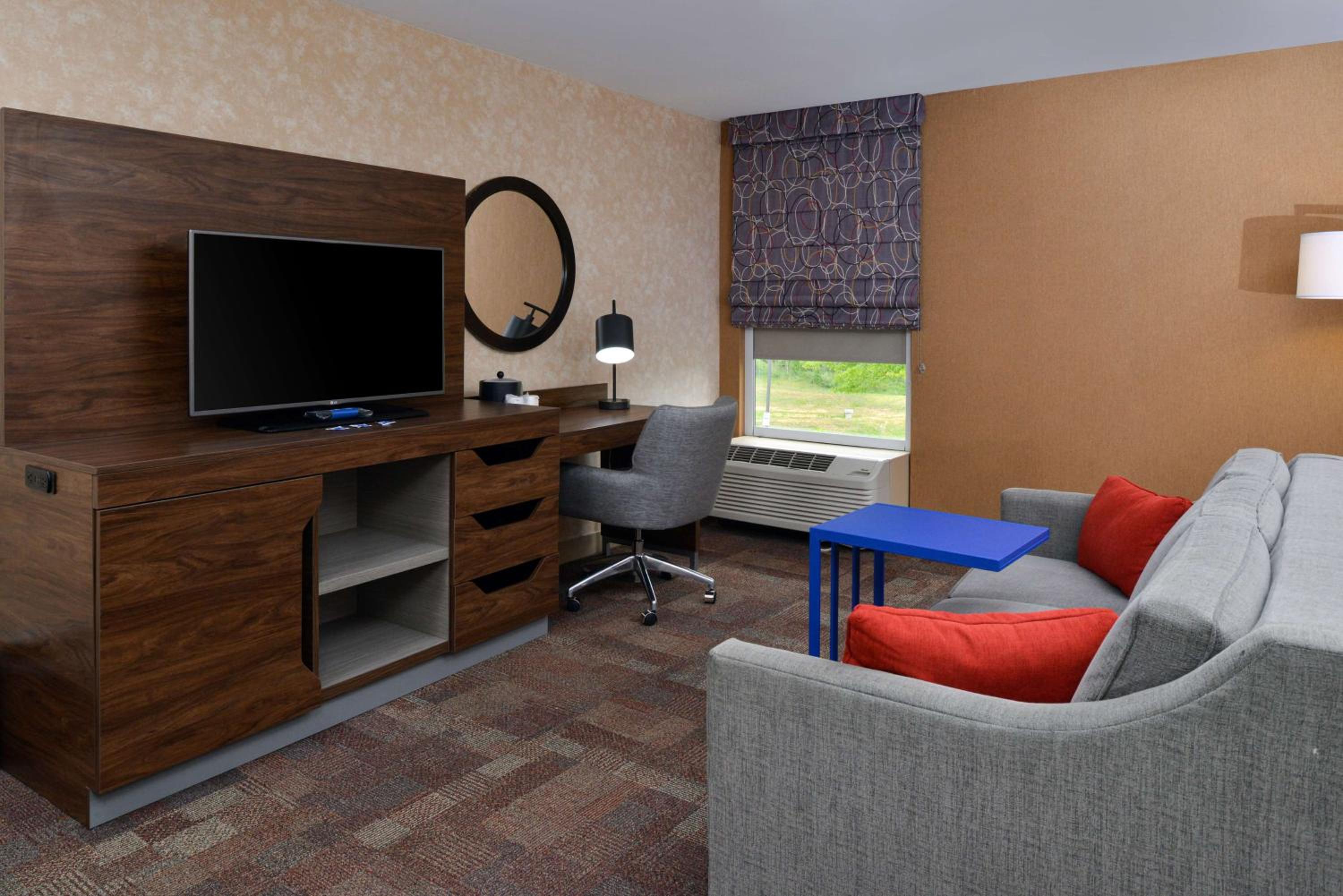 King Room with Sofa Bed - Non-Smoking photo 3