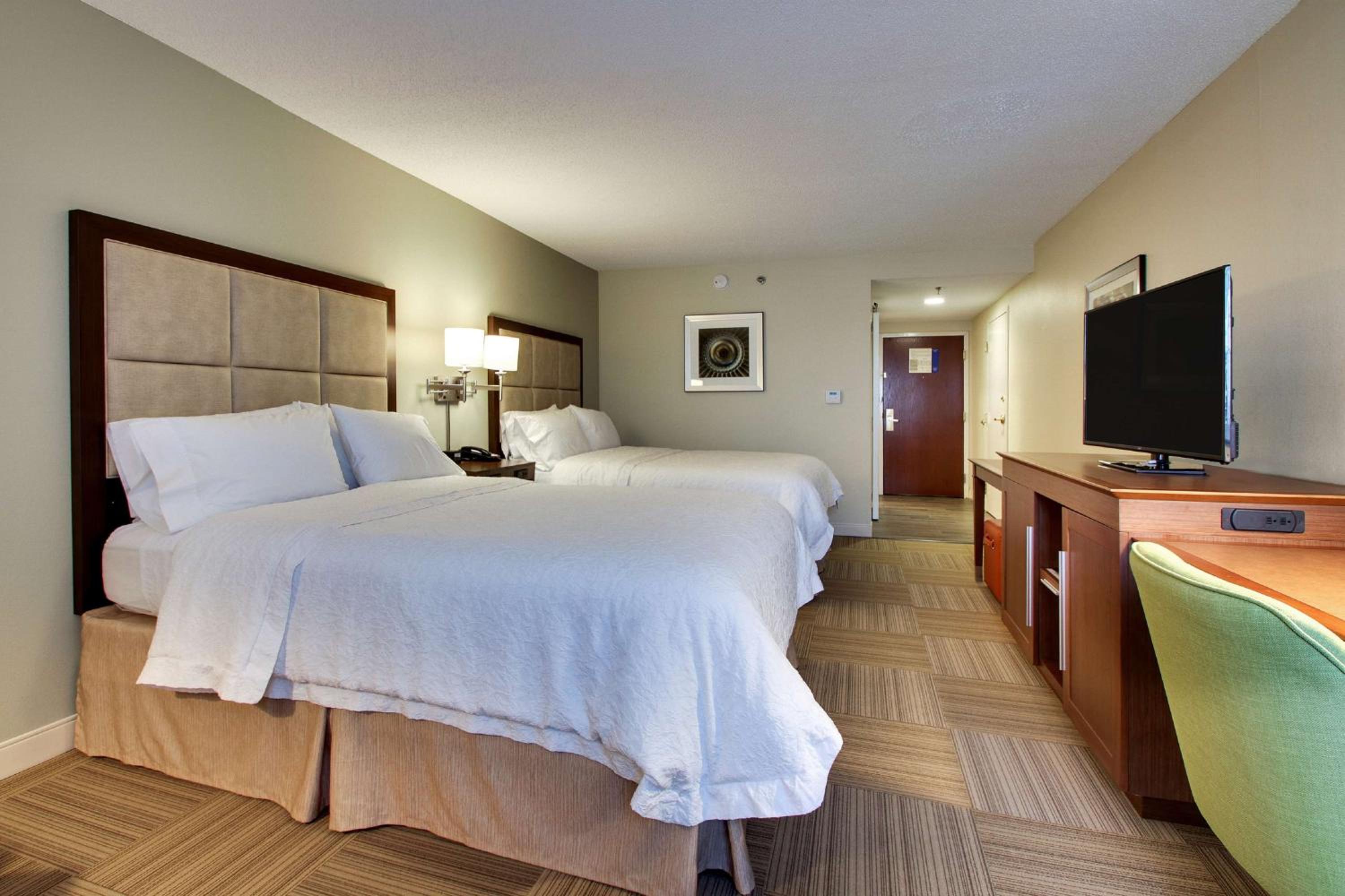Room with Two Queen Beds - Non-Smoking - Photo 3