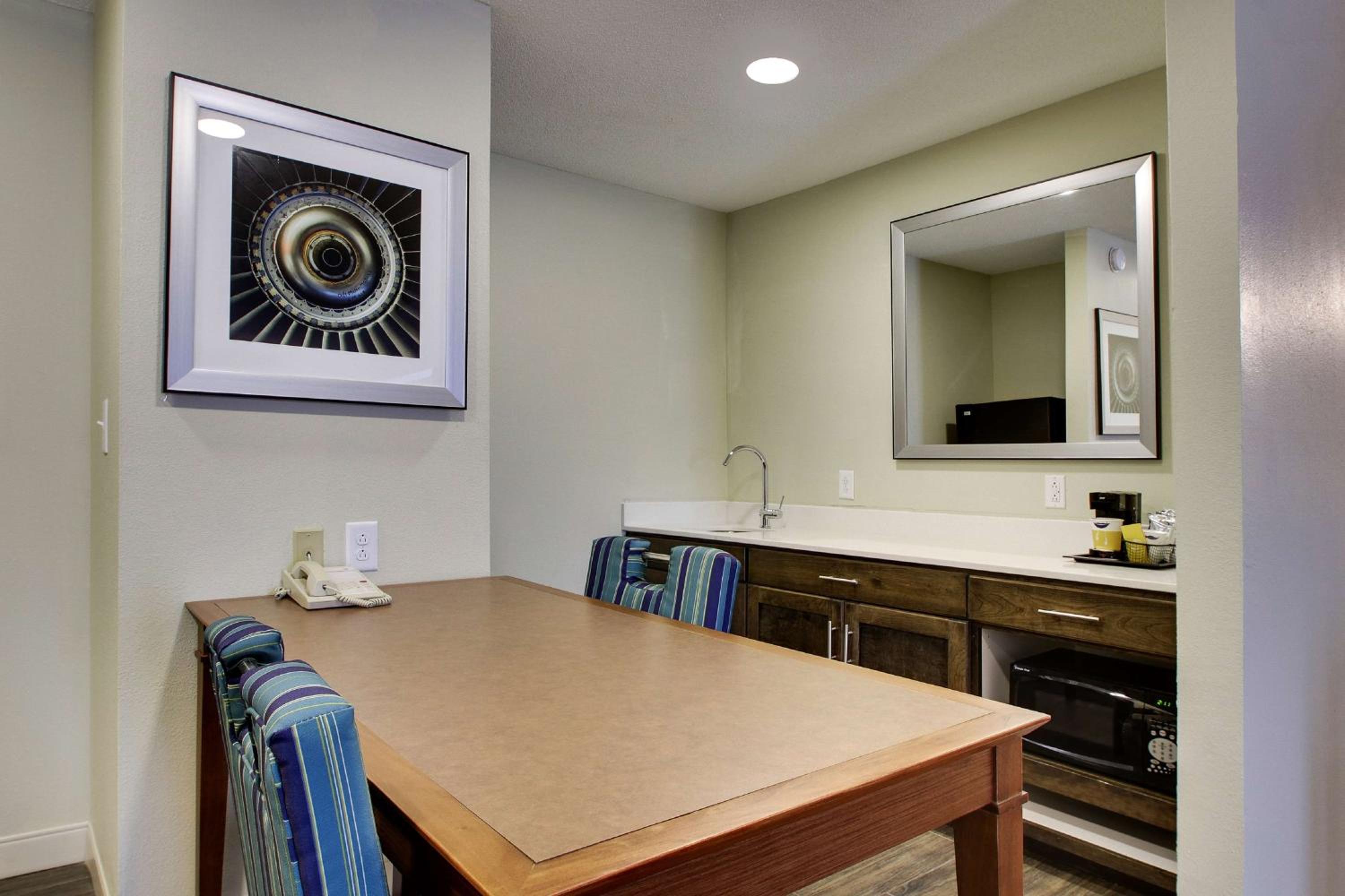 One-Bedroom King Suite - Non-Smoking - Photo 4