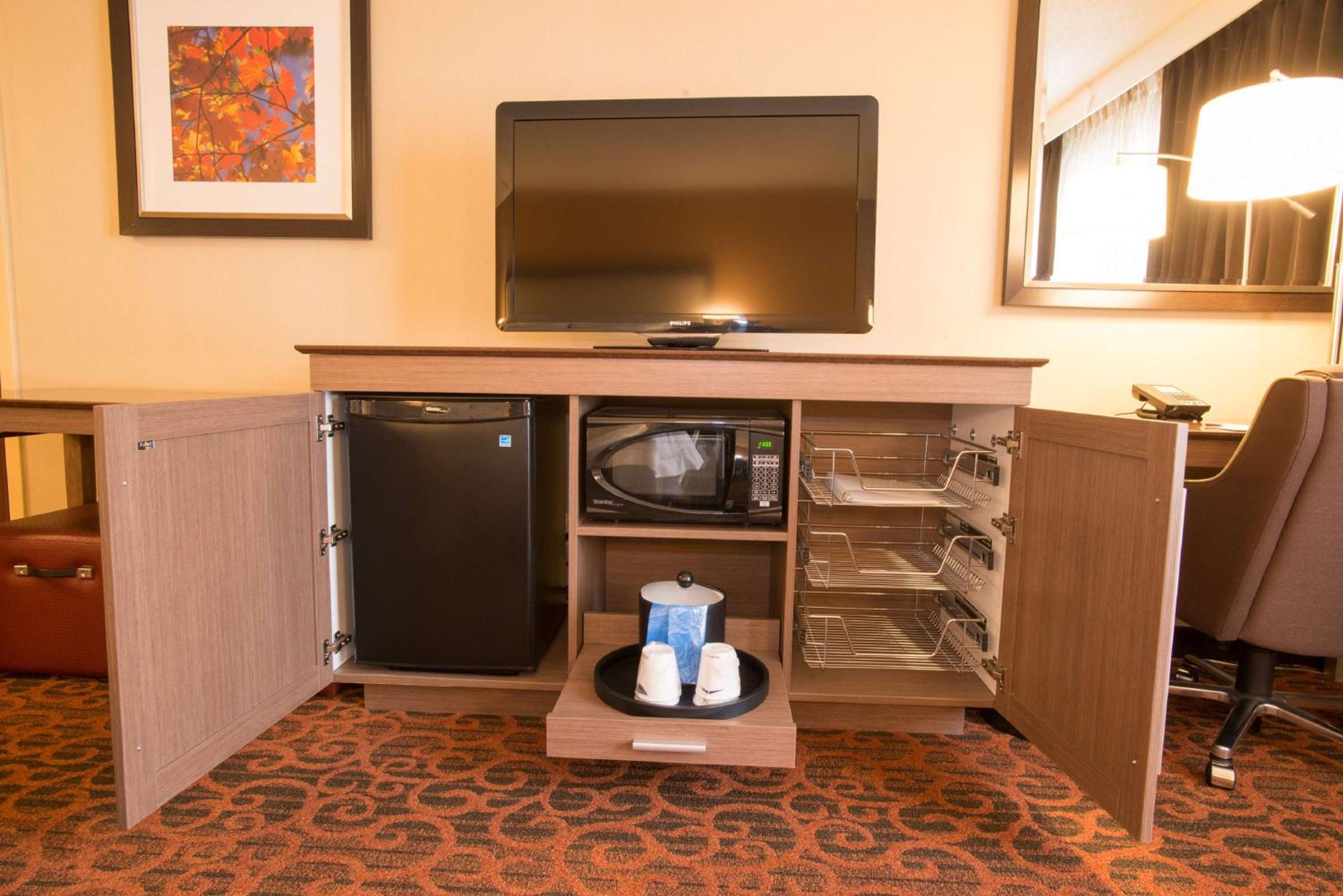 Deluxe King Room - Non-Smoking - Photo 2