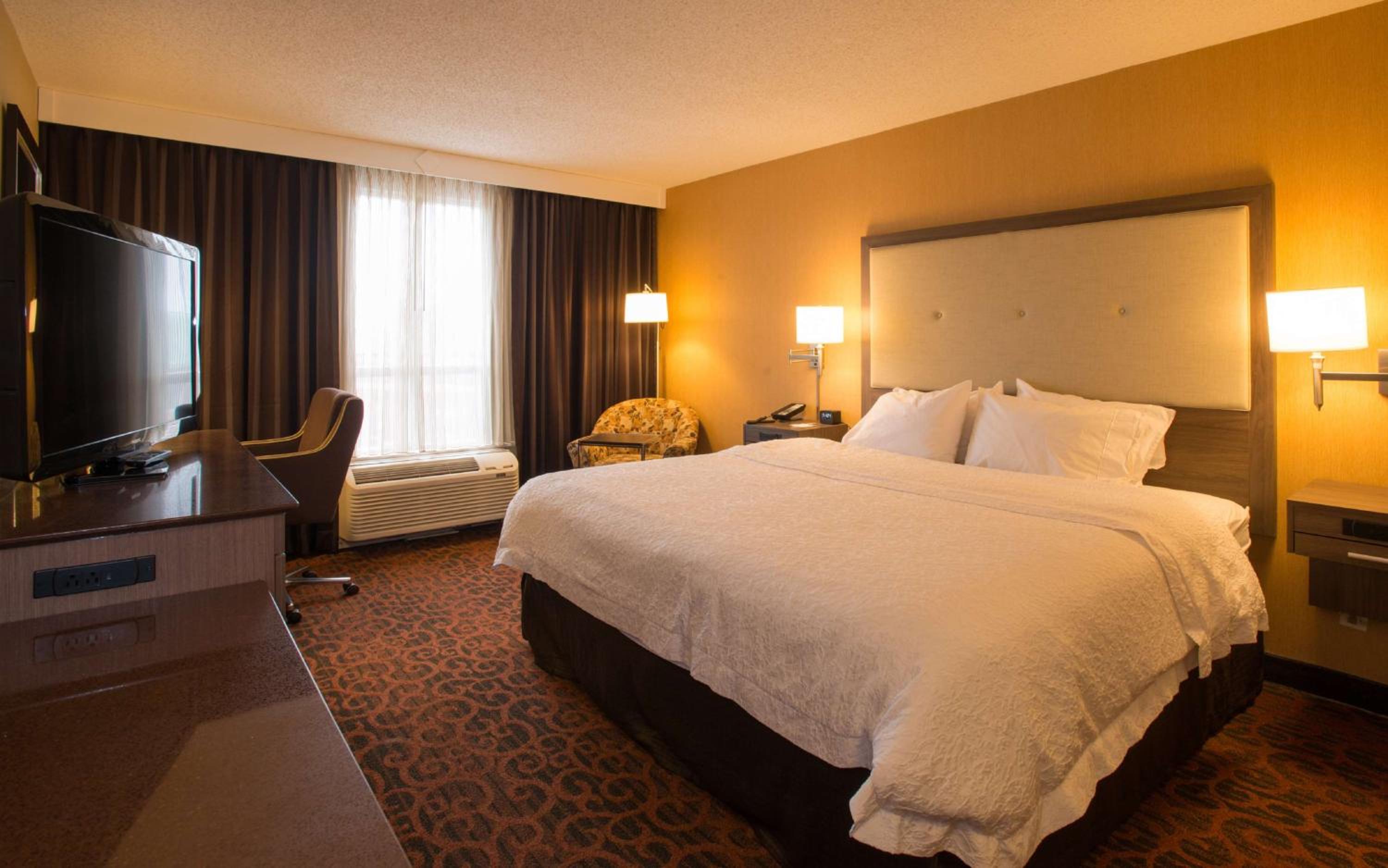 King Room with King Bed - Non-Smoking - Photo 1