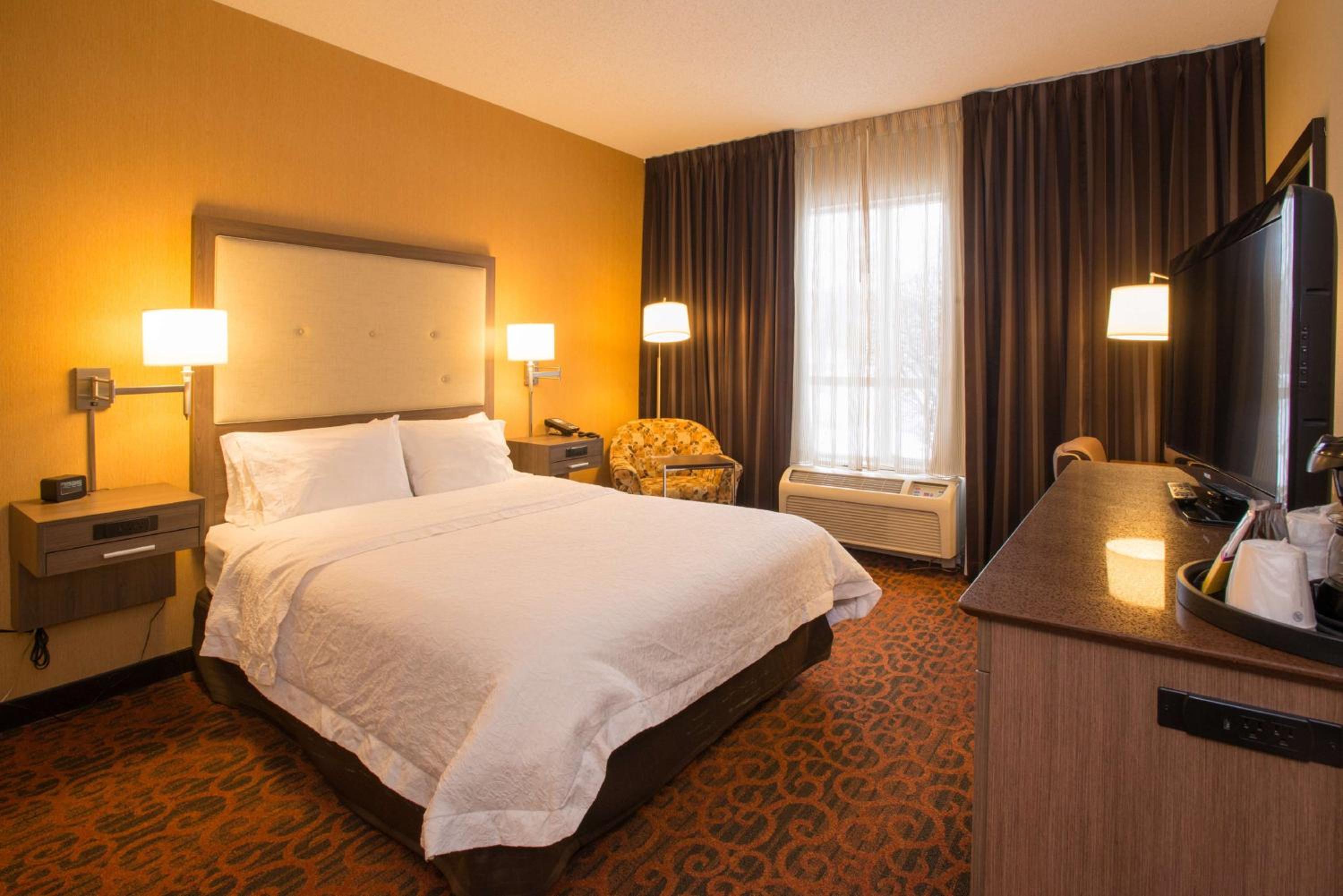 King Room with King Bed - Non-Smoking - Photo 5