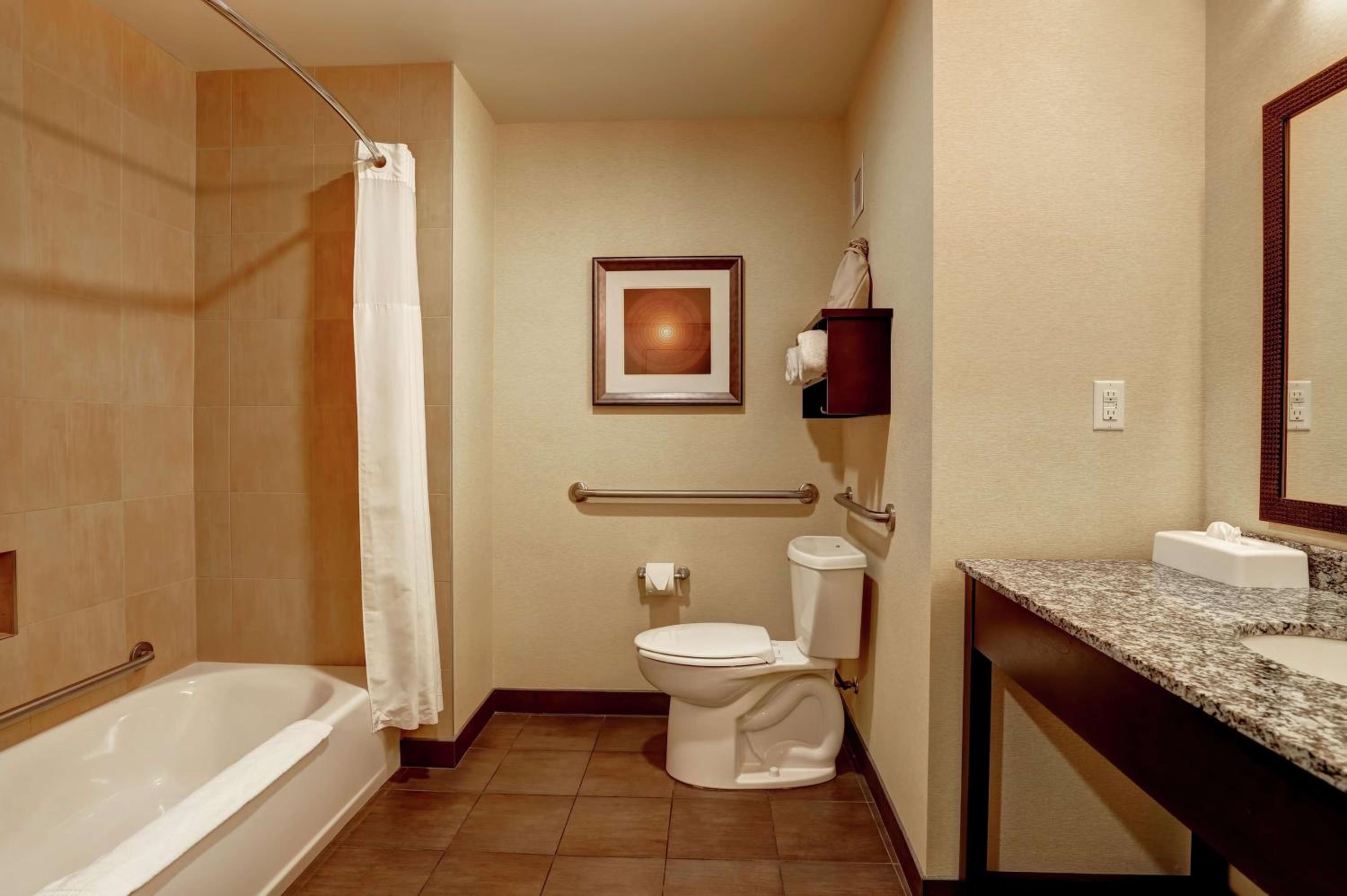 Queen Room with Two Queen Beds - Non-Smoking photo 3