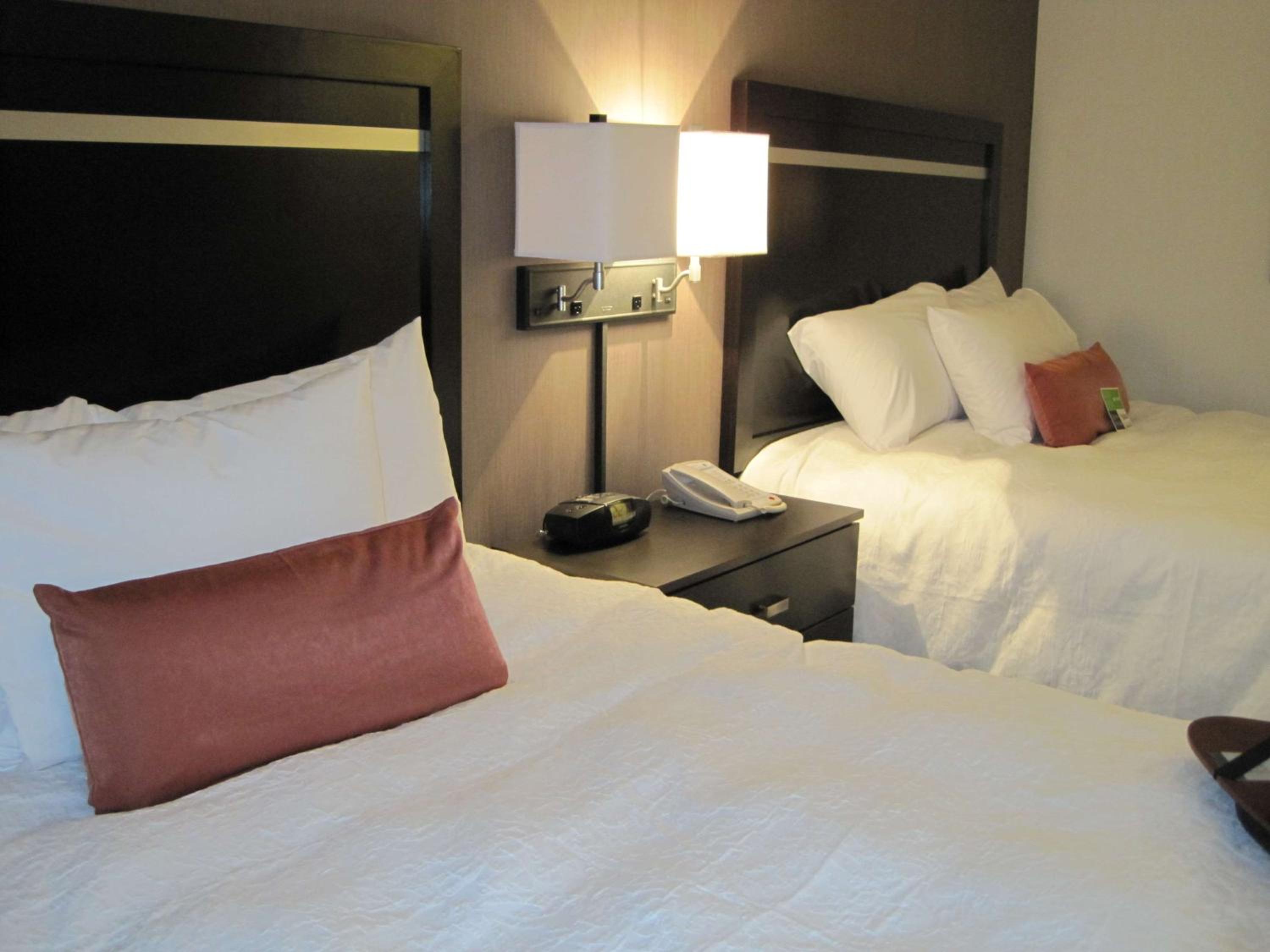 Room with Two Queen Beds - Non-Smoking - Photo 5