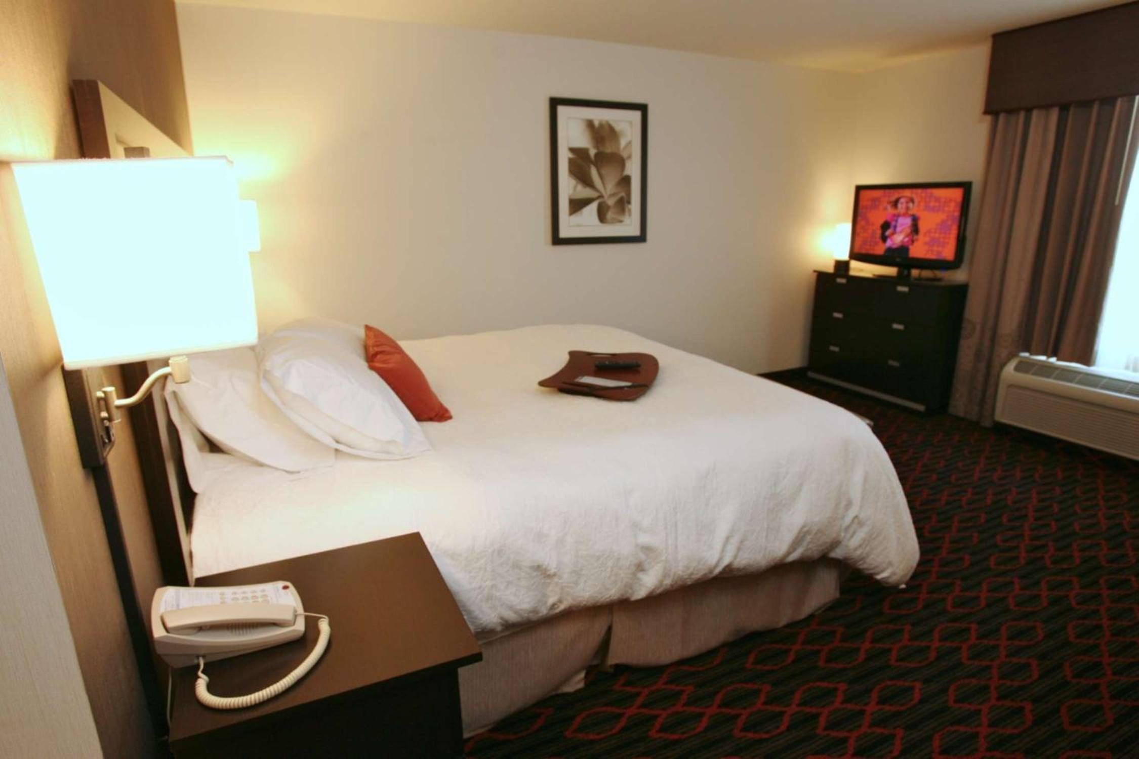 King Room with King Bed - Non-Smoking - Photo 3