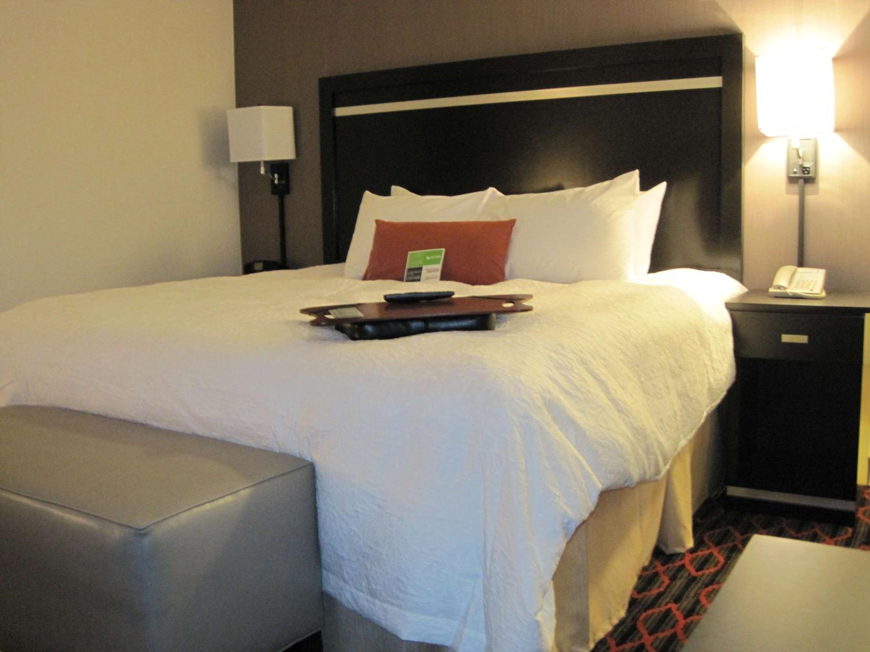 King Room with King Bed - Non-Smoking - Photo 2