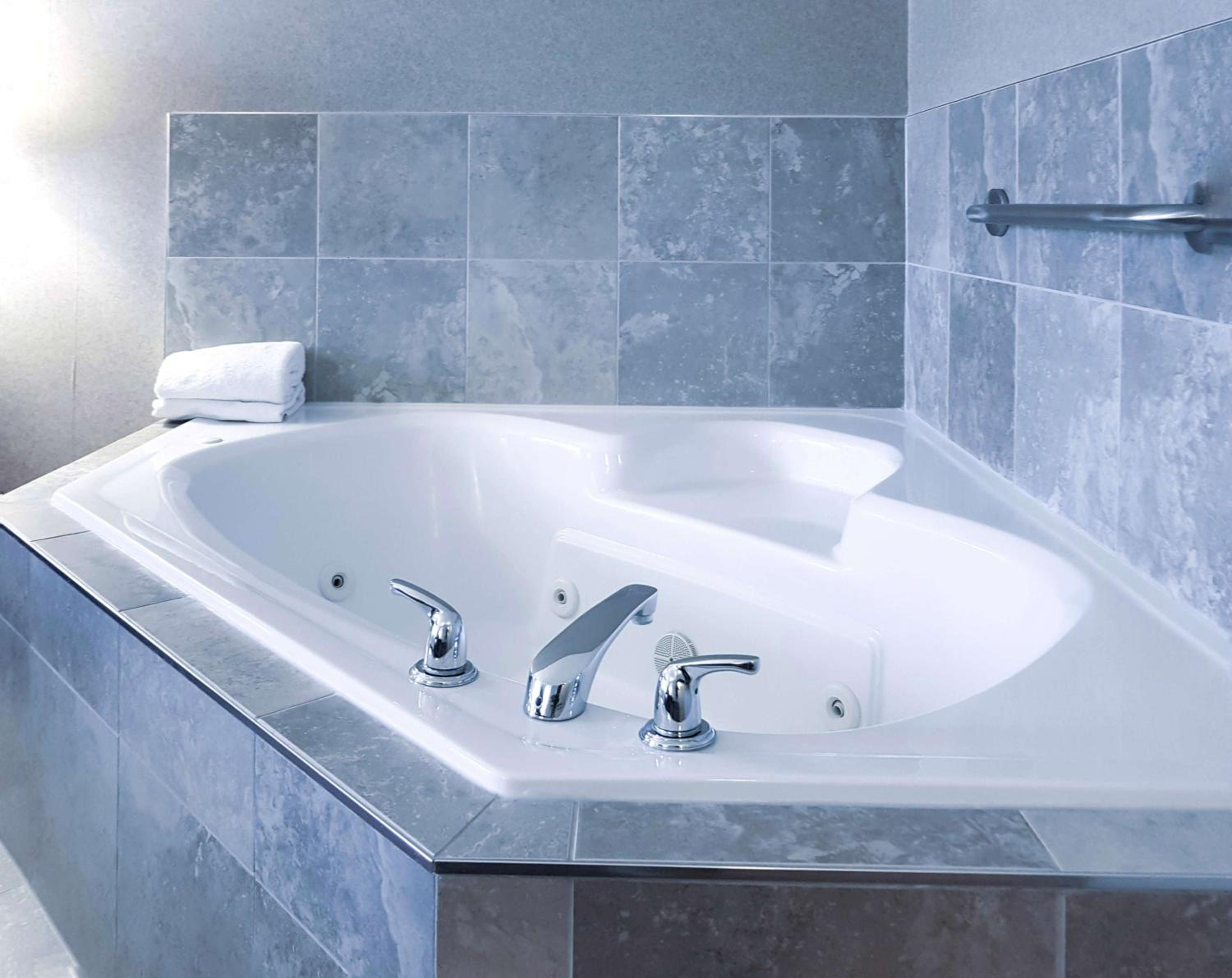 King Room with Whirlpool - Photo 4