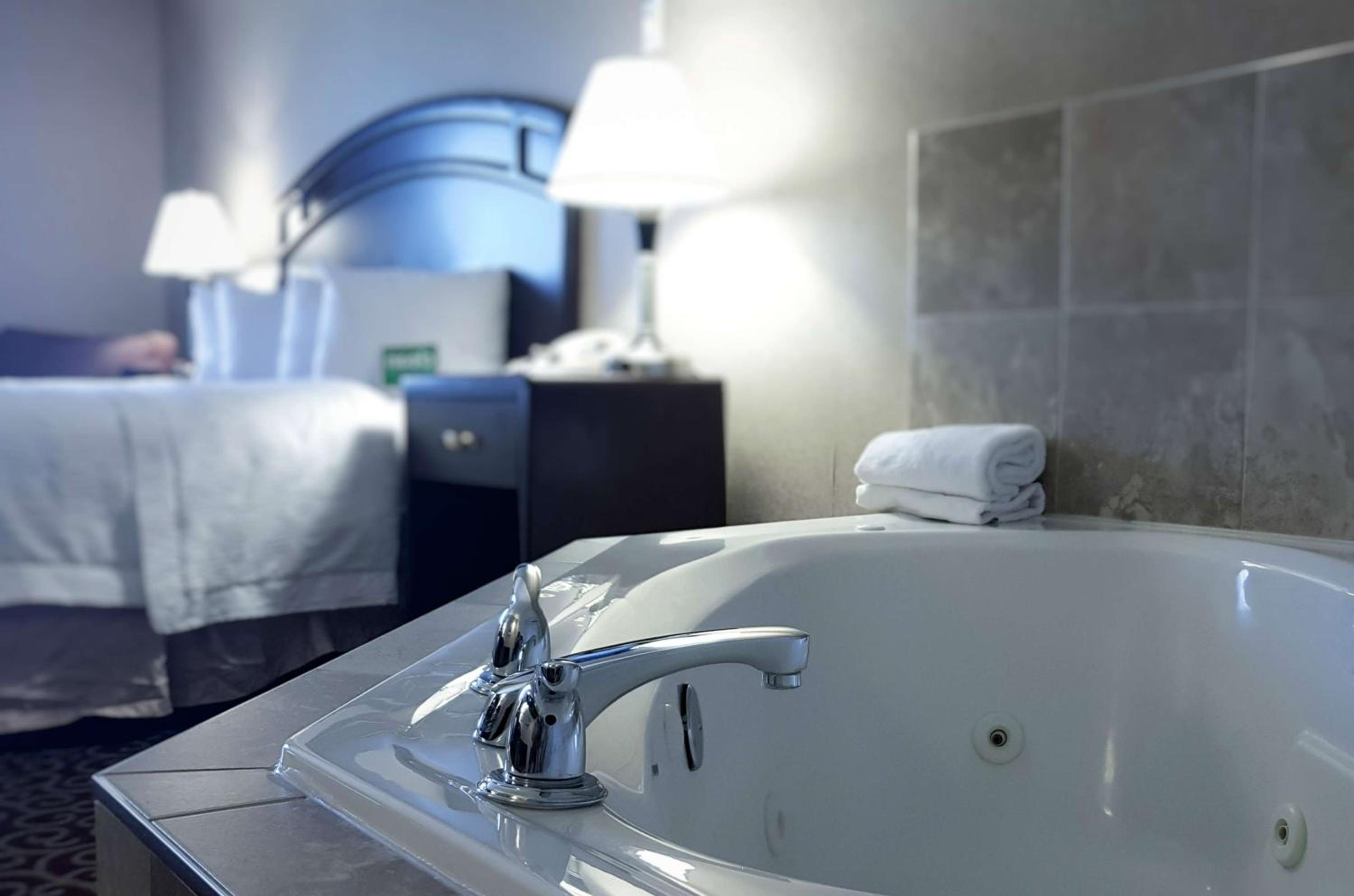 King Room with Whirlpool - Photo 3