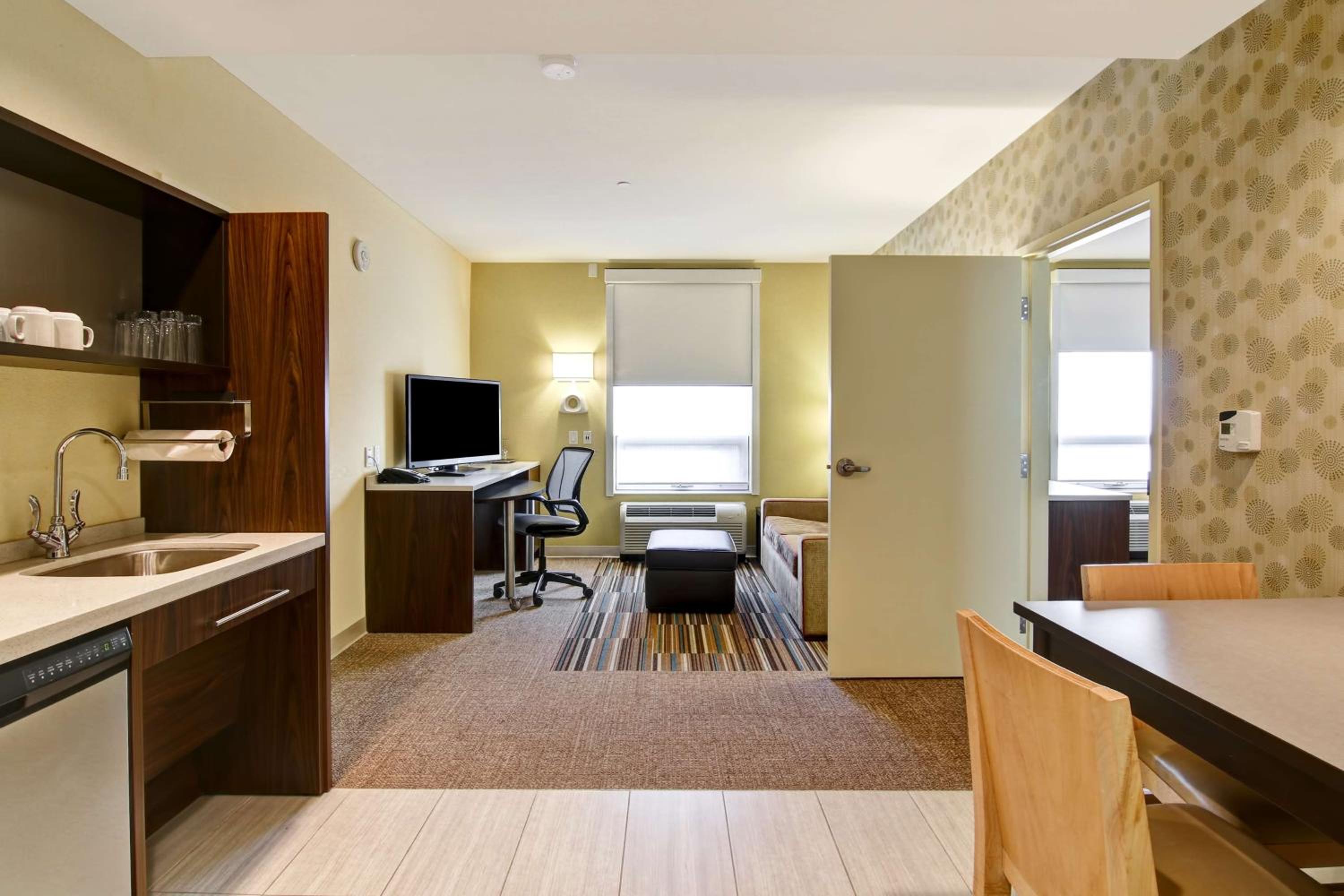 Queen Suite - Mobility and Hearing Access Tub/Non-Smoking