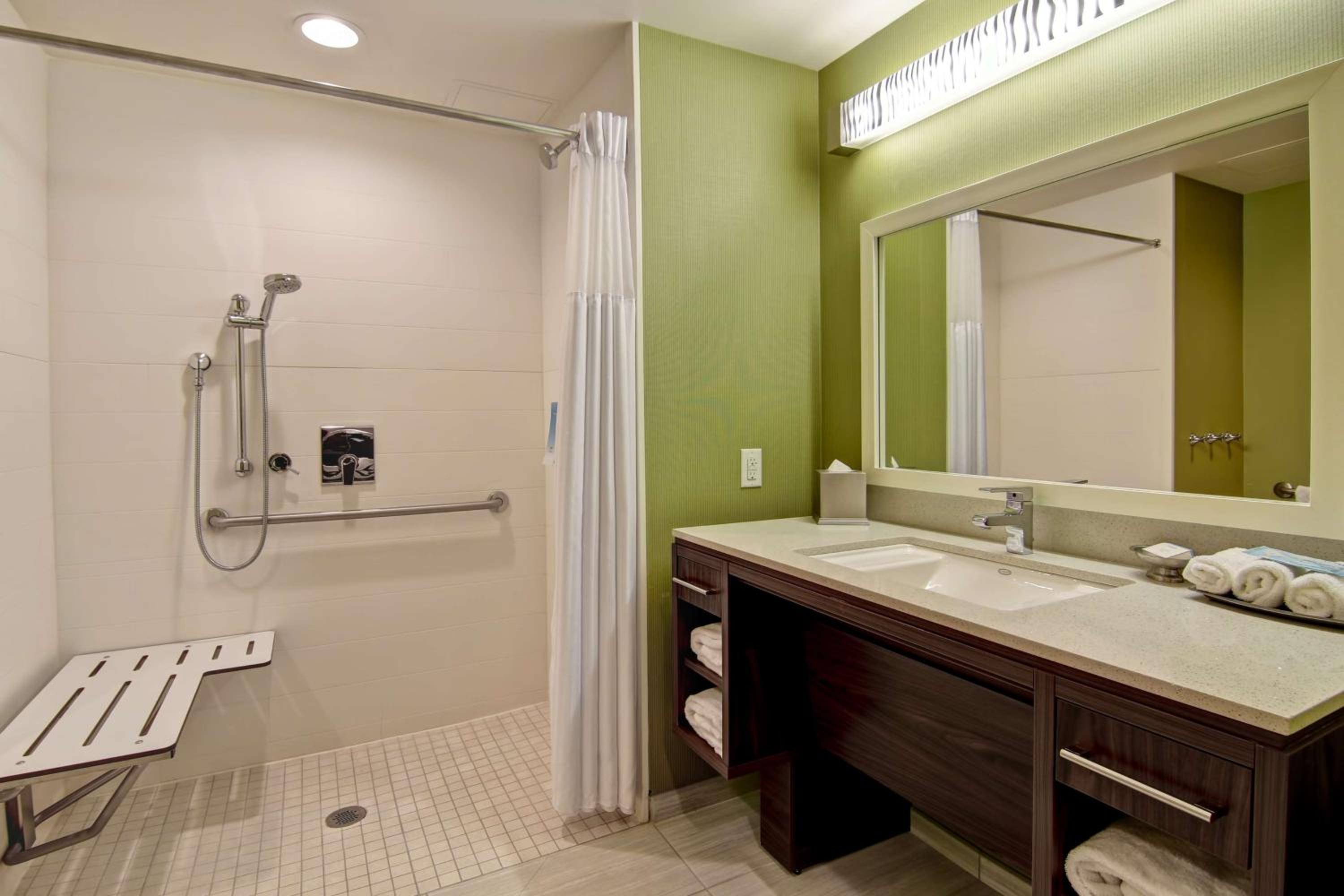 Queen Suite - Mobility and Hearing Access Tub/Non-Smoking