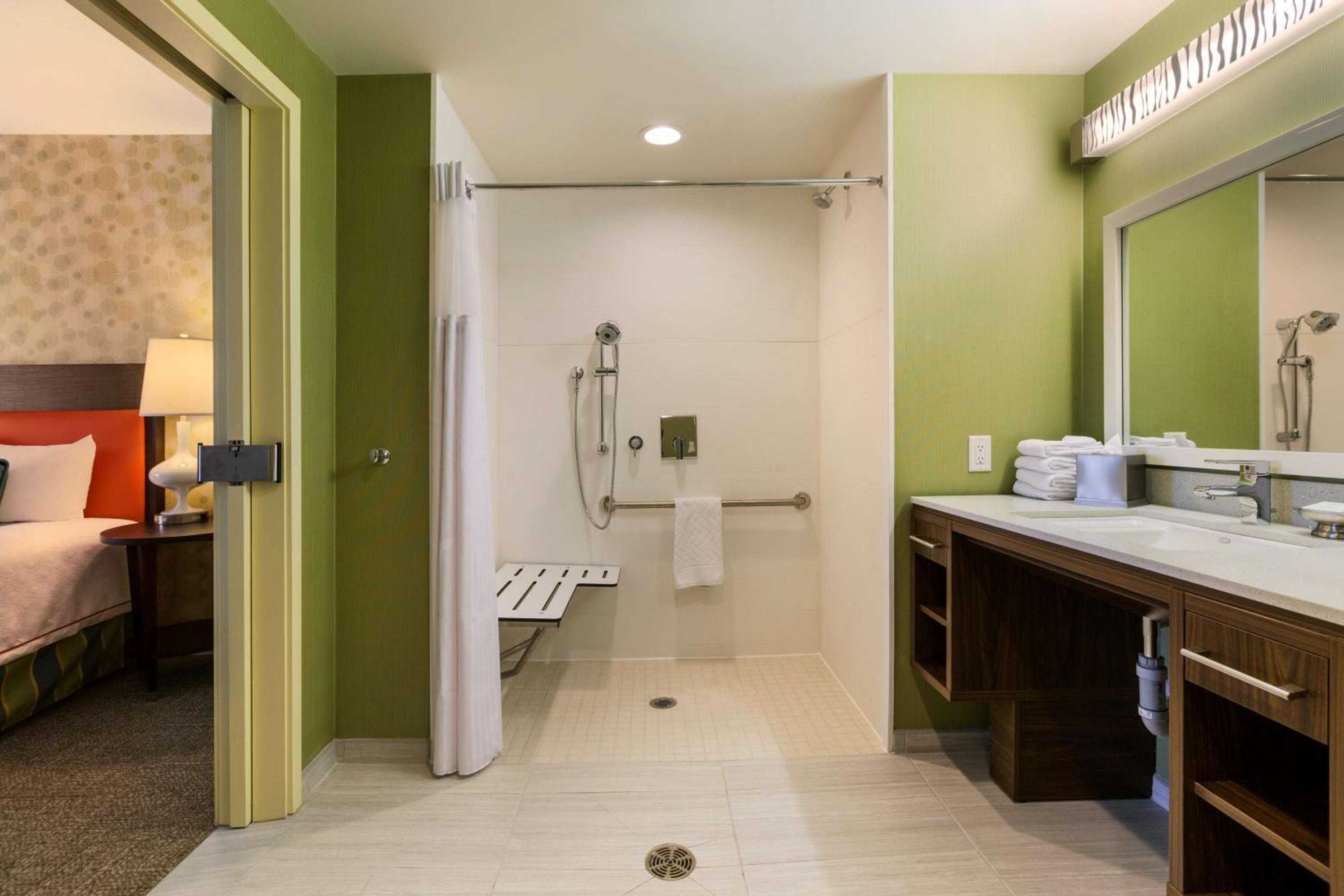 Queen Suite with Roll-In Shower - Mobility and Hearing Access/Non-Smoking