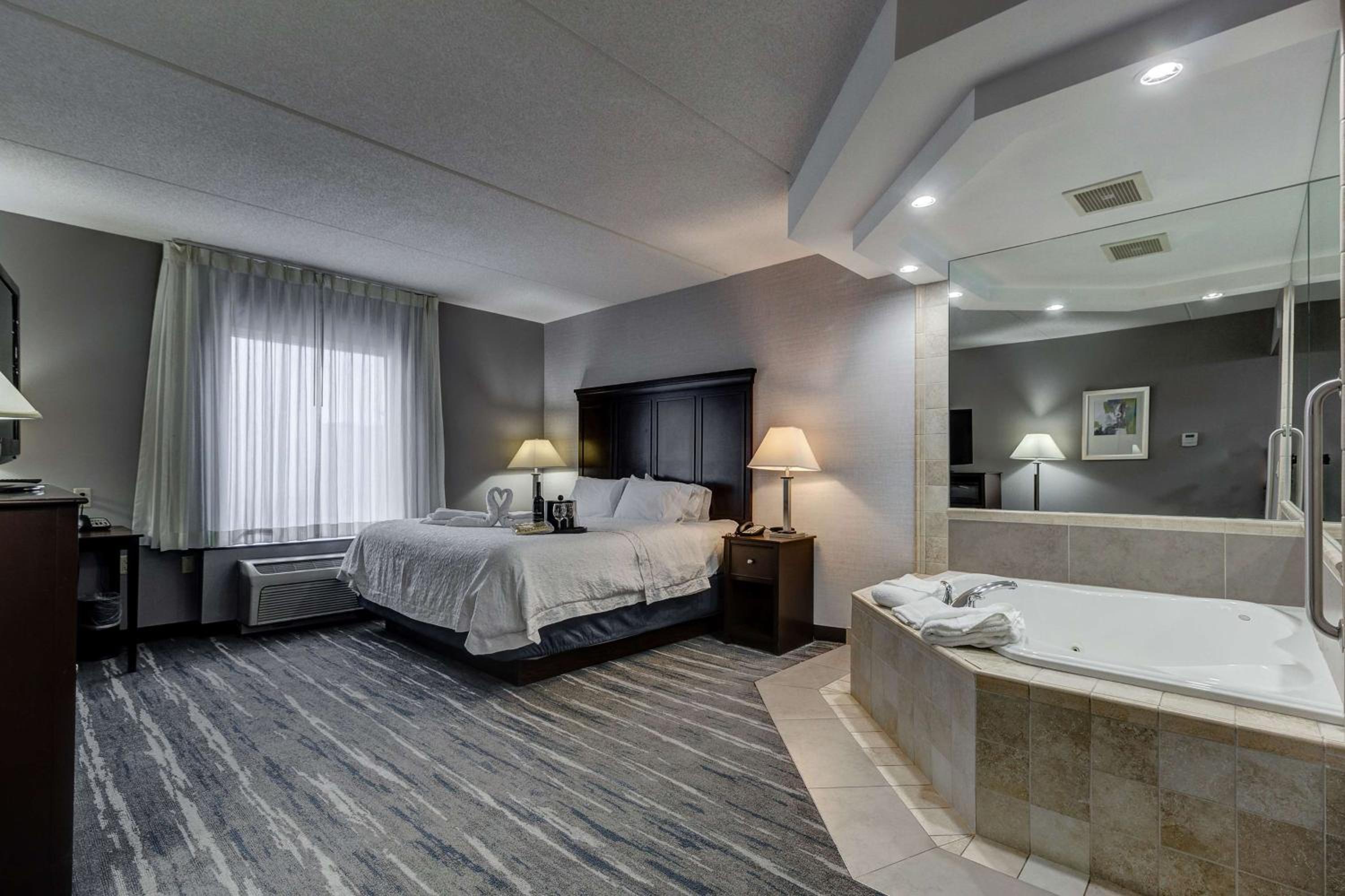 King Room with Hot Tub - Non-Smoking