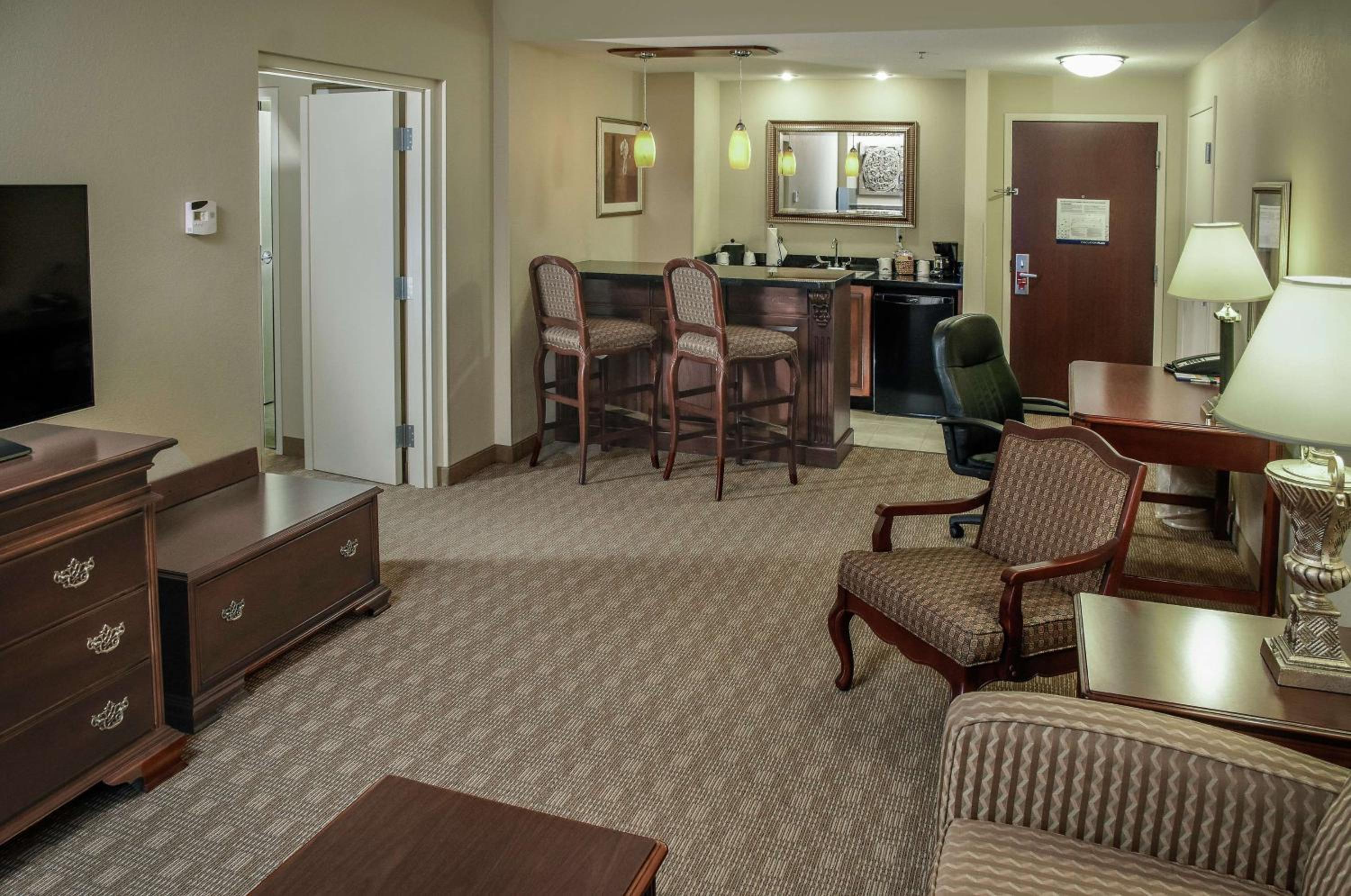 One-Bedroom King Suite with Whirlpool - Non-Smoking  - Photo 3