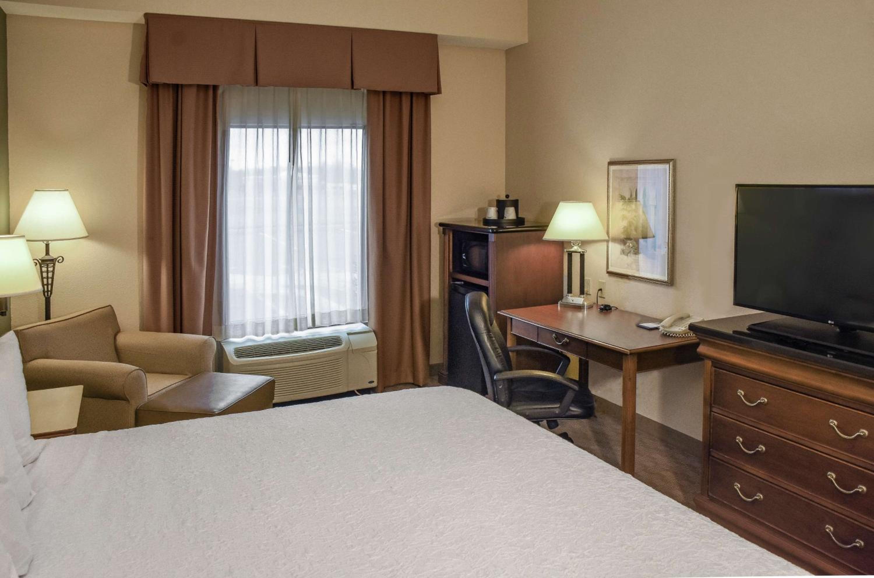 King Room with King Bed - Non-Smoking - Photo 3