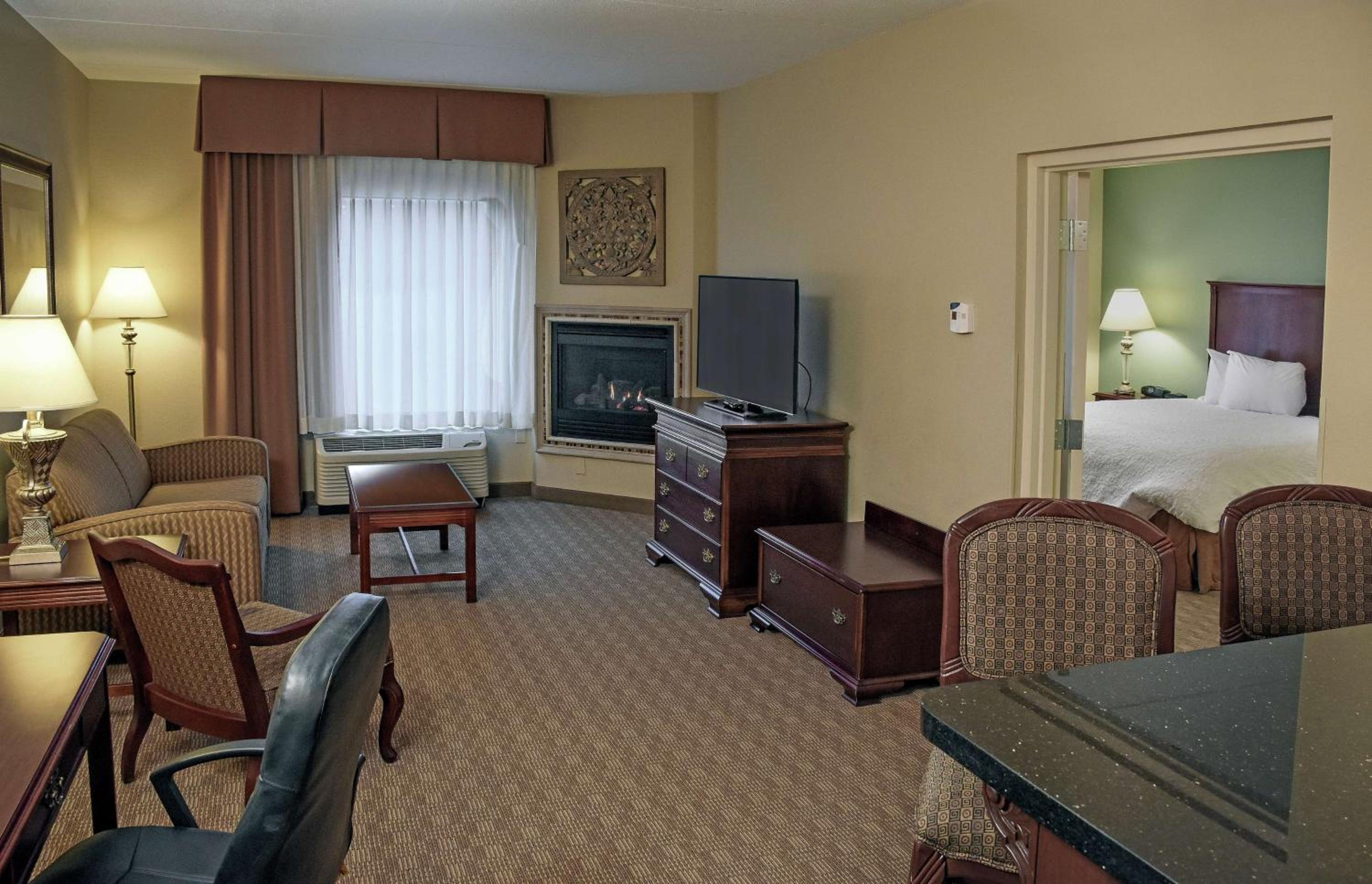 One-Bedroom King Suite with Whirlpool - Non-Smoking  - Photo 5