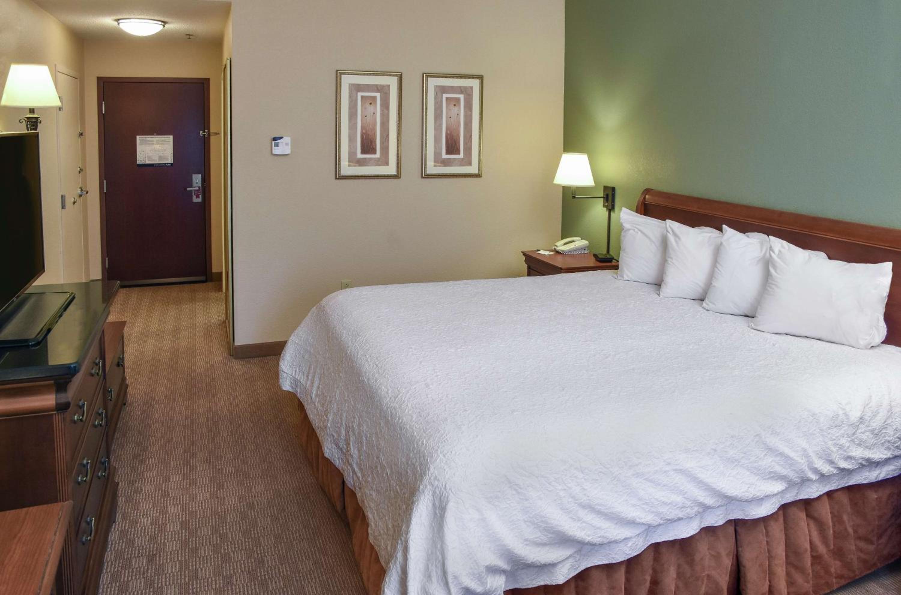 King Room with King Bed - Non-Smoking - Photo 4