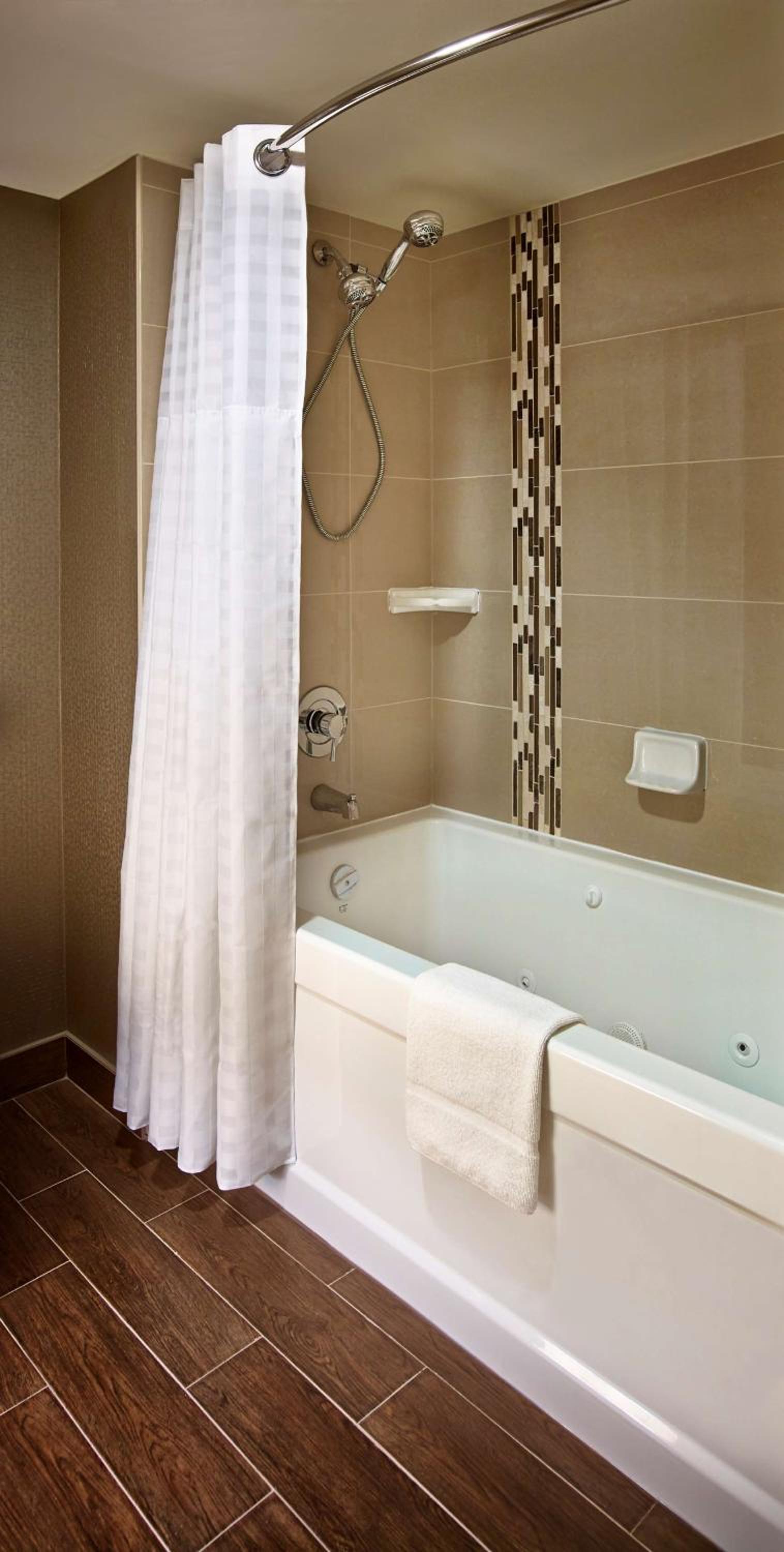2 Queen Beds 1 Bedroom Suite Bathtub Non Smoking