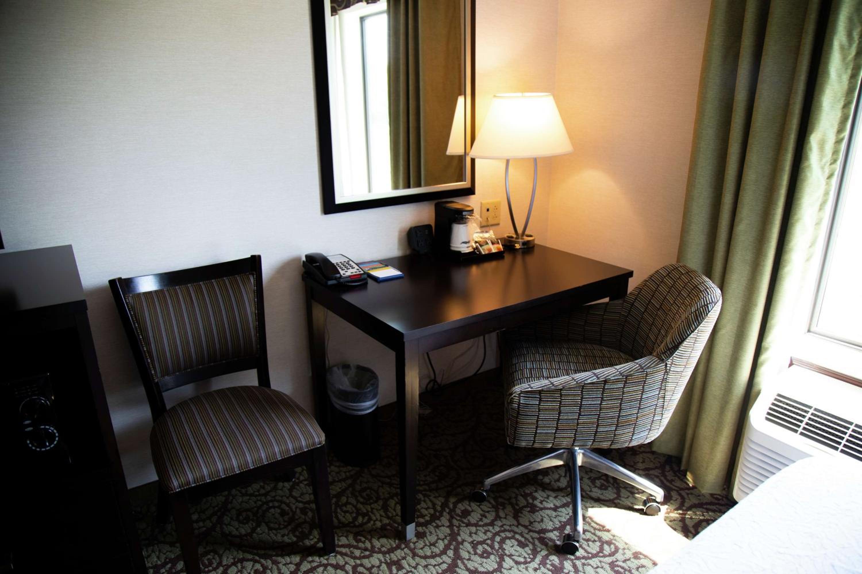 Room with Two Queen Beds - Non-Smoking - Photo 2