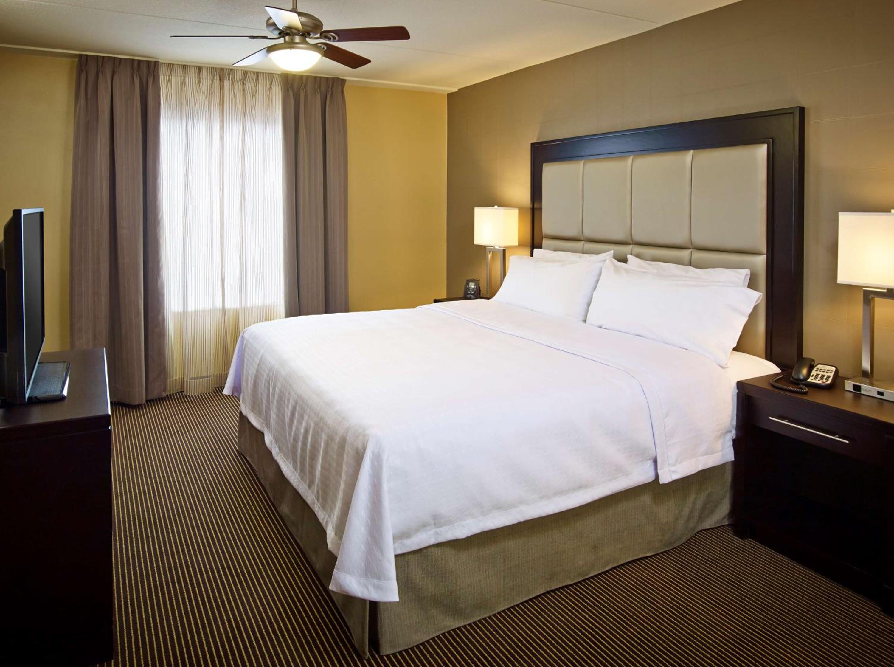 One-Bedroom King Suite - Non-Smoking