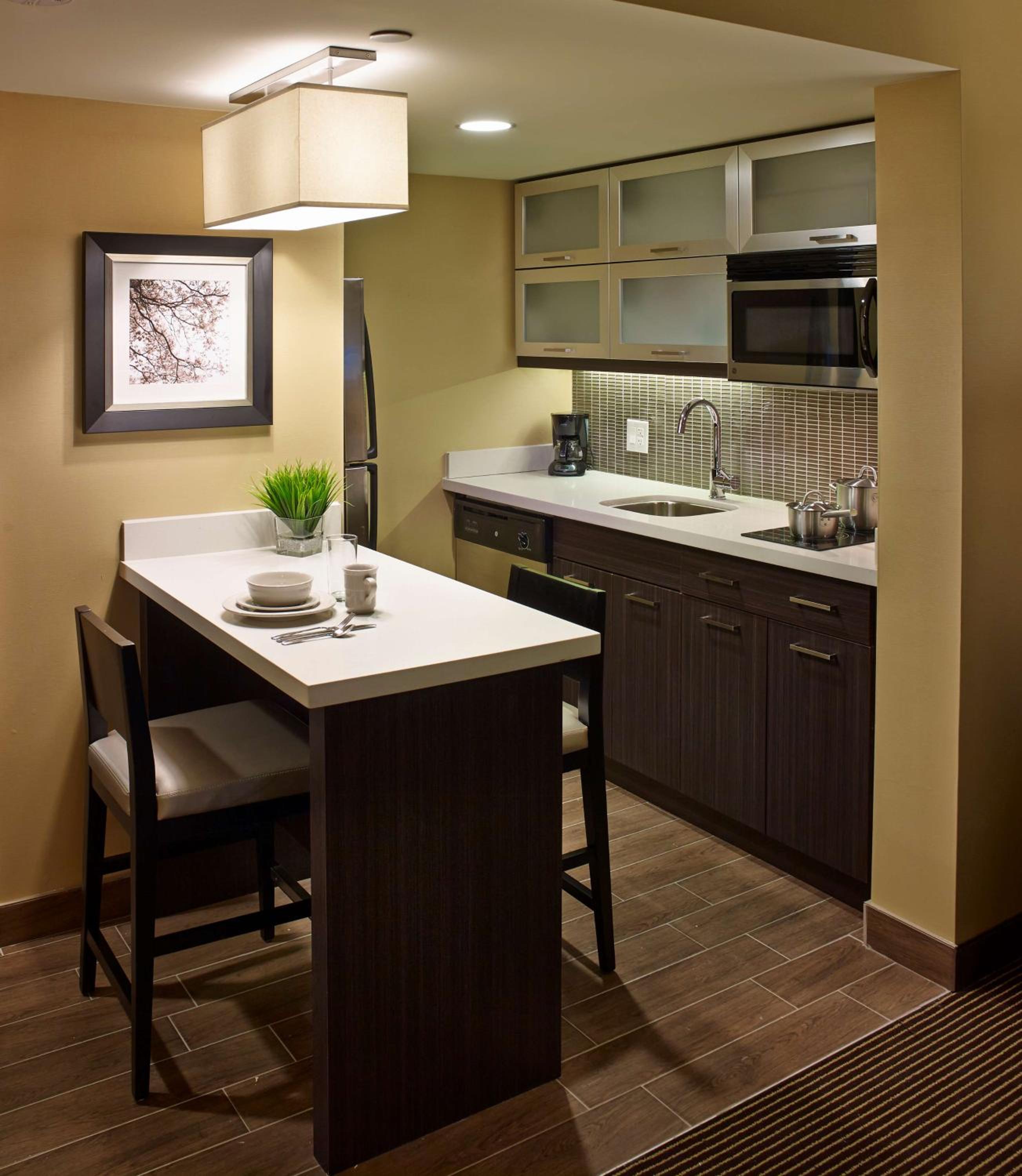 One-Bedroom King Suite - Non-Smoking thumbnail 6