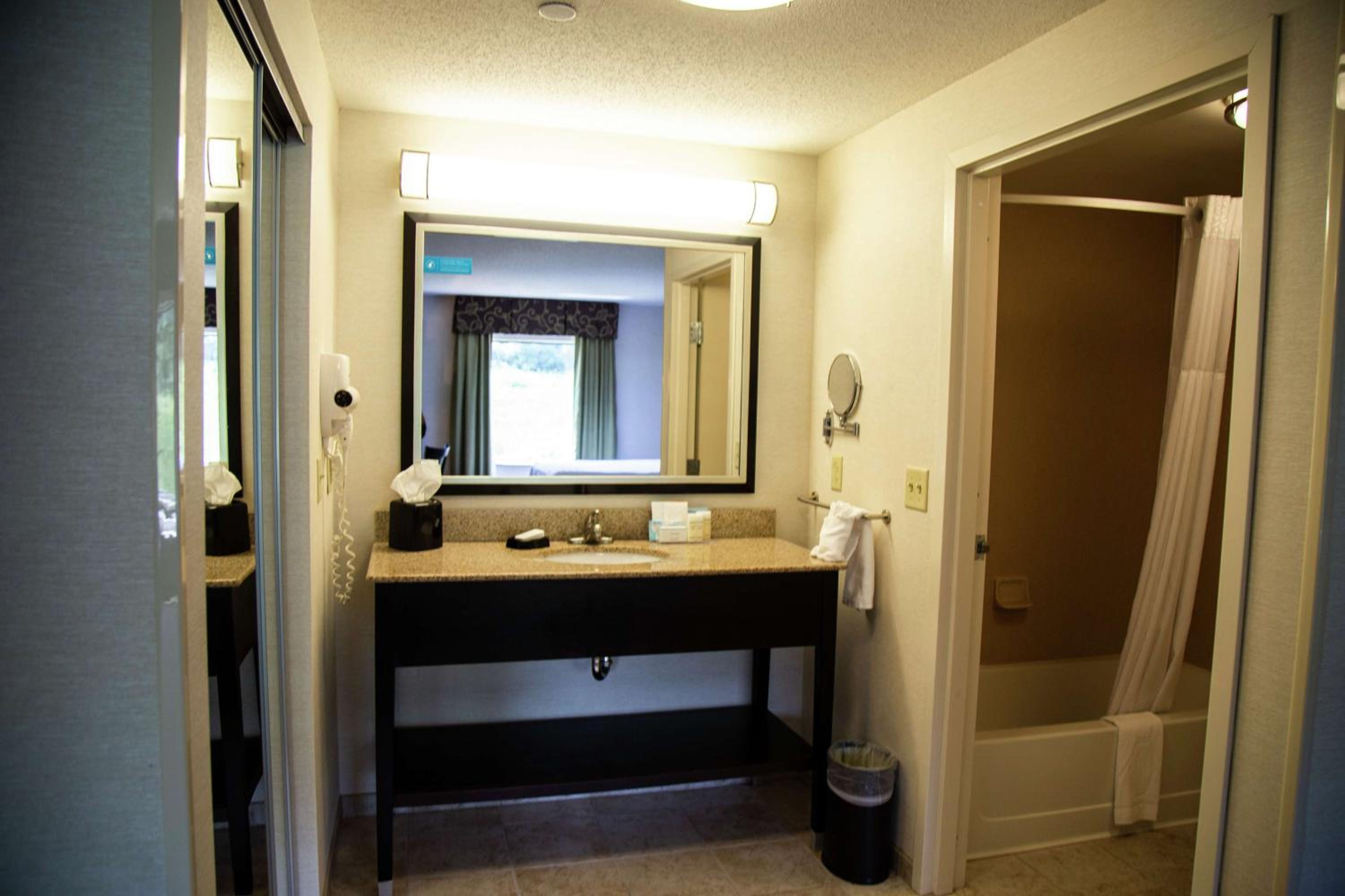 Room with Two Queen Beds - Non-Smoking - Photo 5