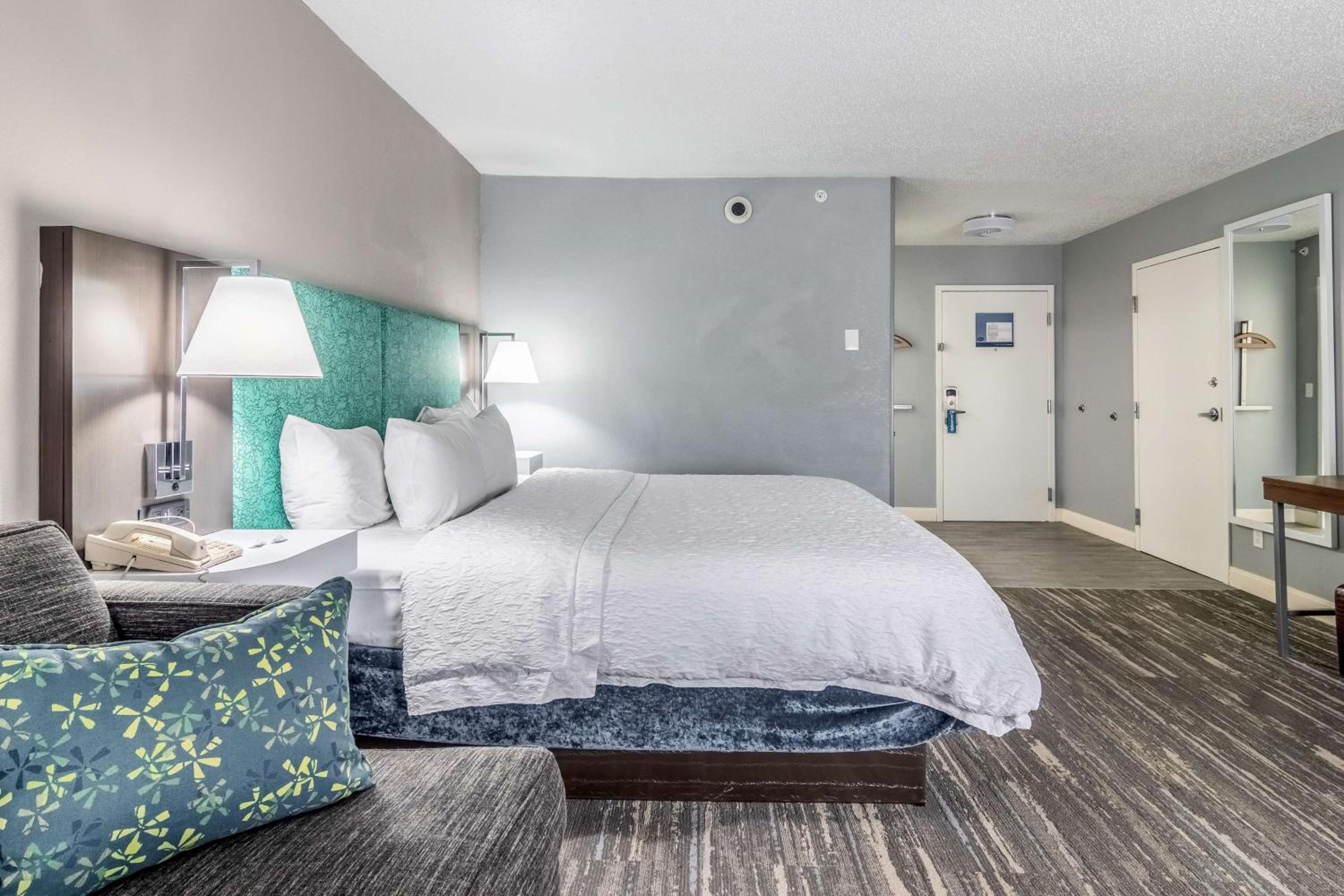King Room with King Bed - Non-Smoking - Photo 1