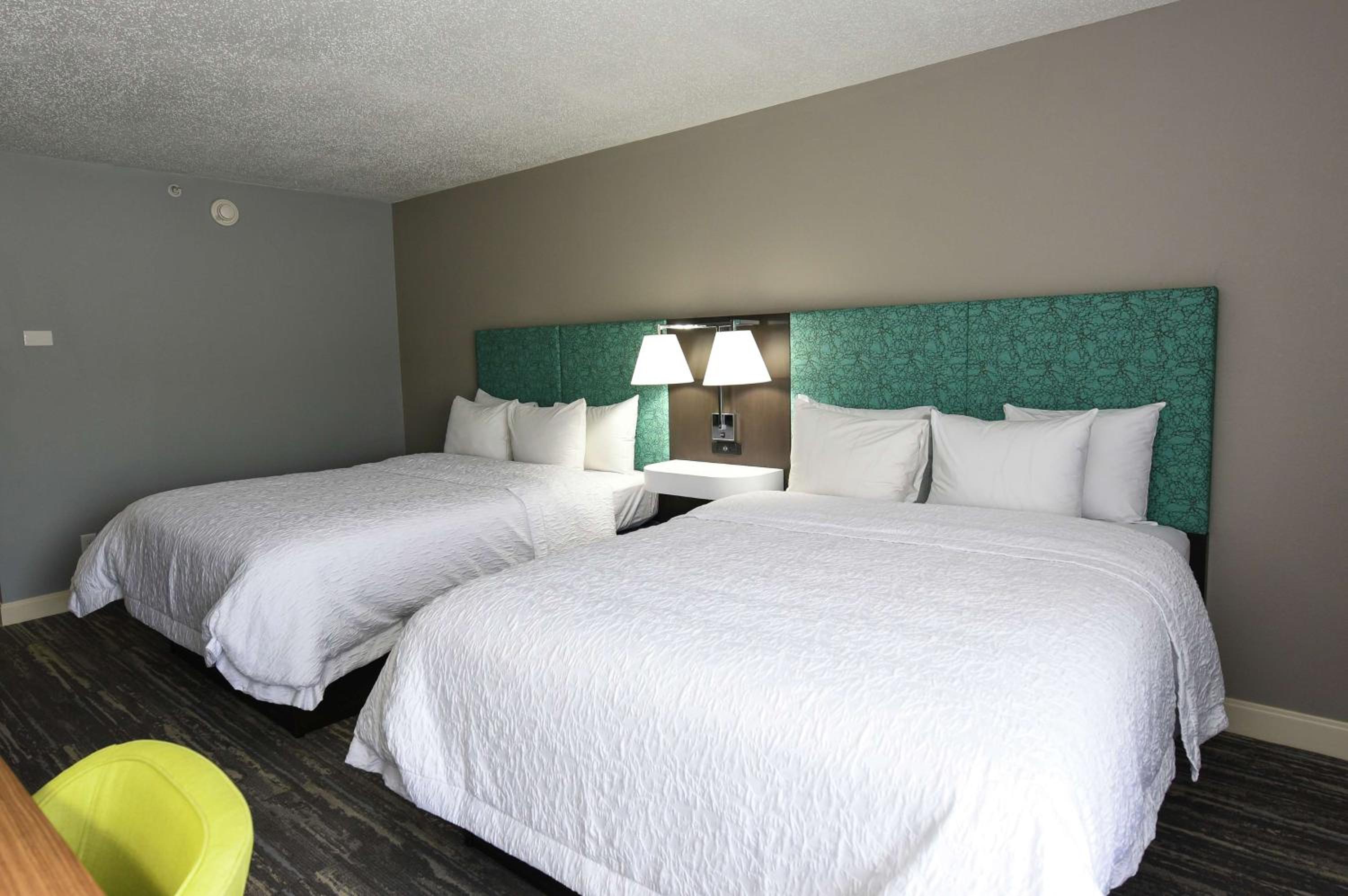 Queen with Two Queen Beds - Non-Smoking - Photo 1