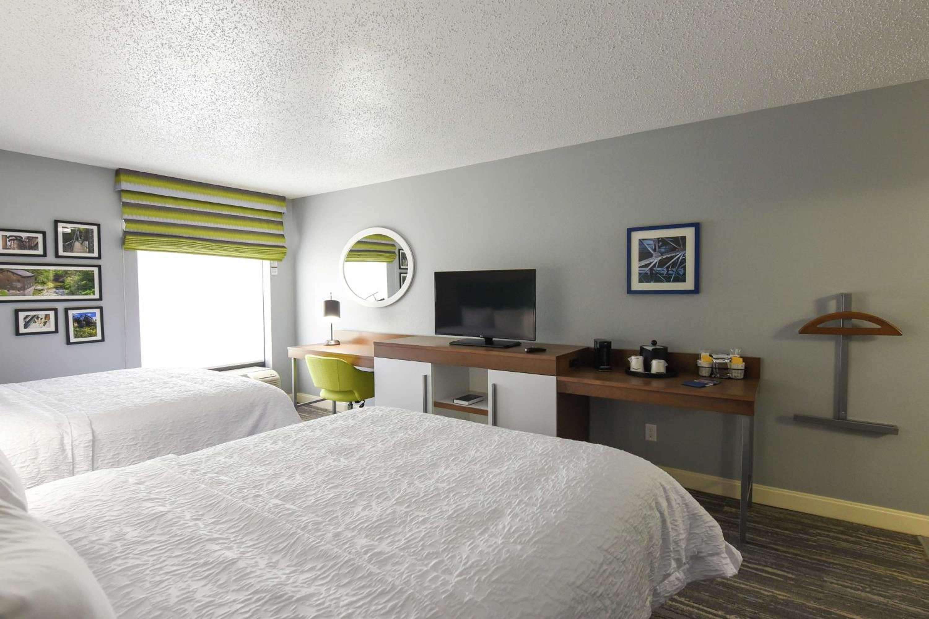 Queen with Two Queen Beds - Non-Smoking - Photo 2