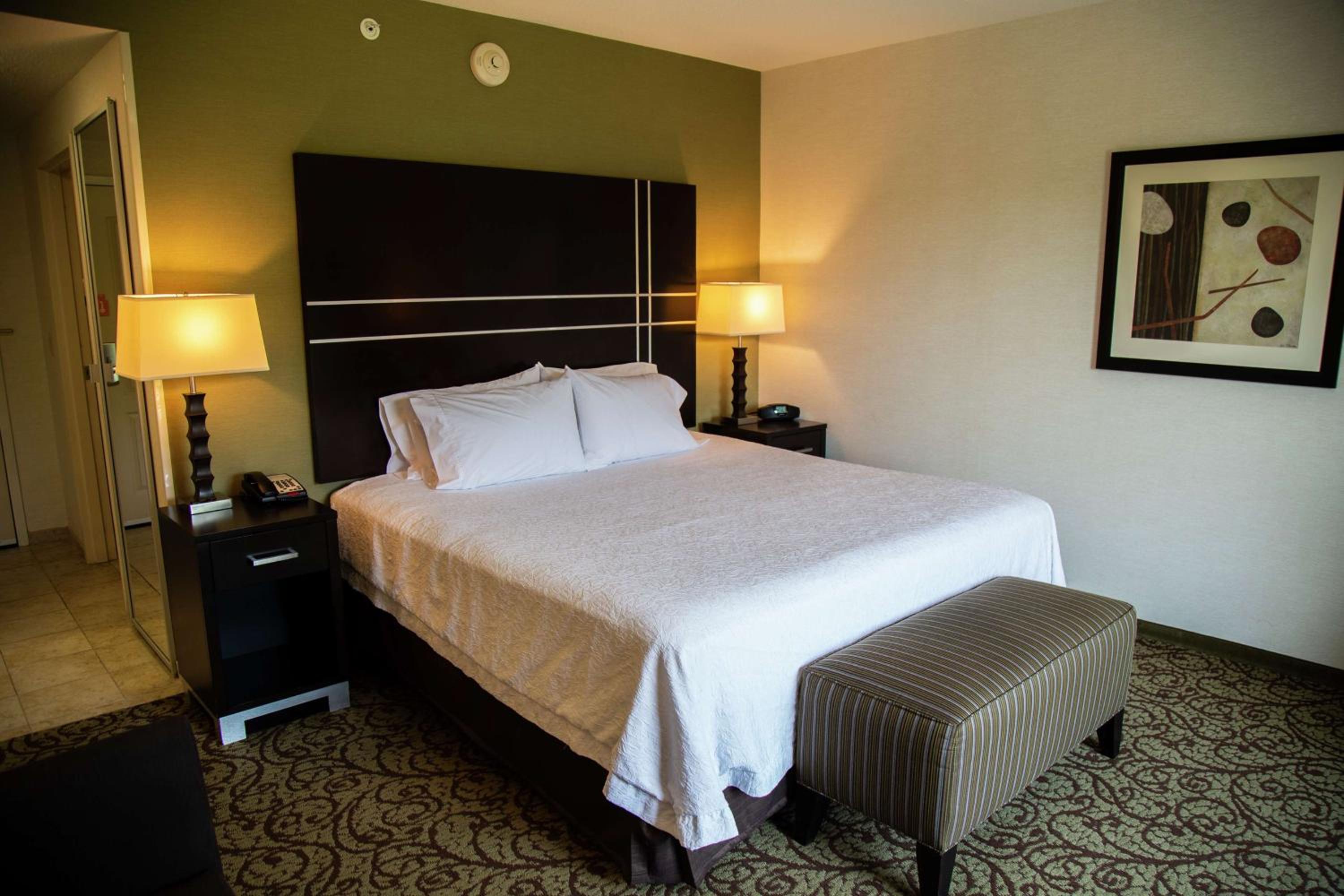 King Room with King Bed - Non-Smoking - Photo 2
