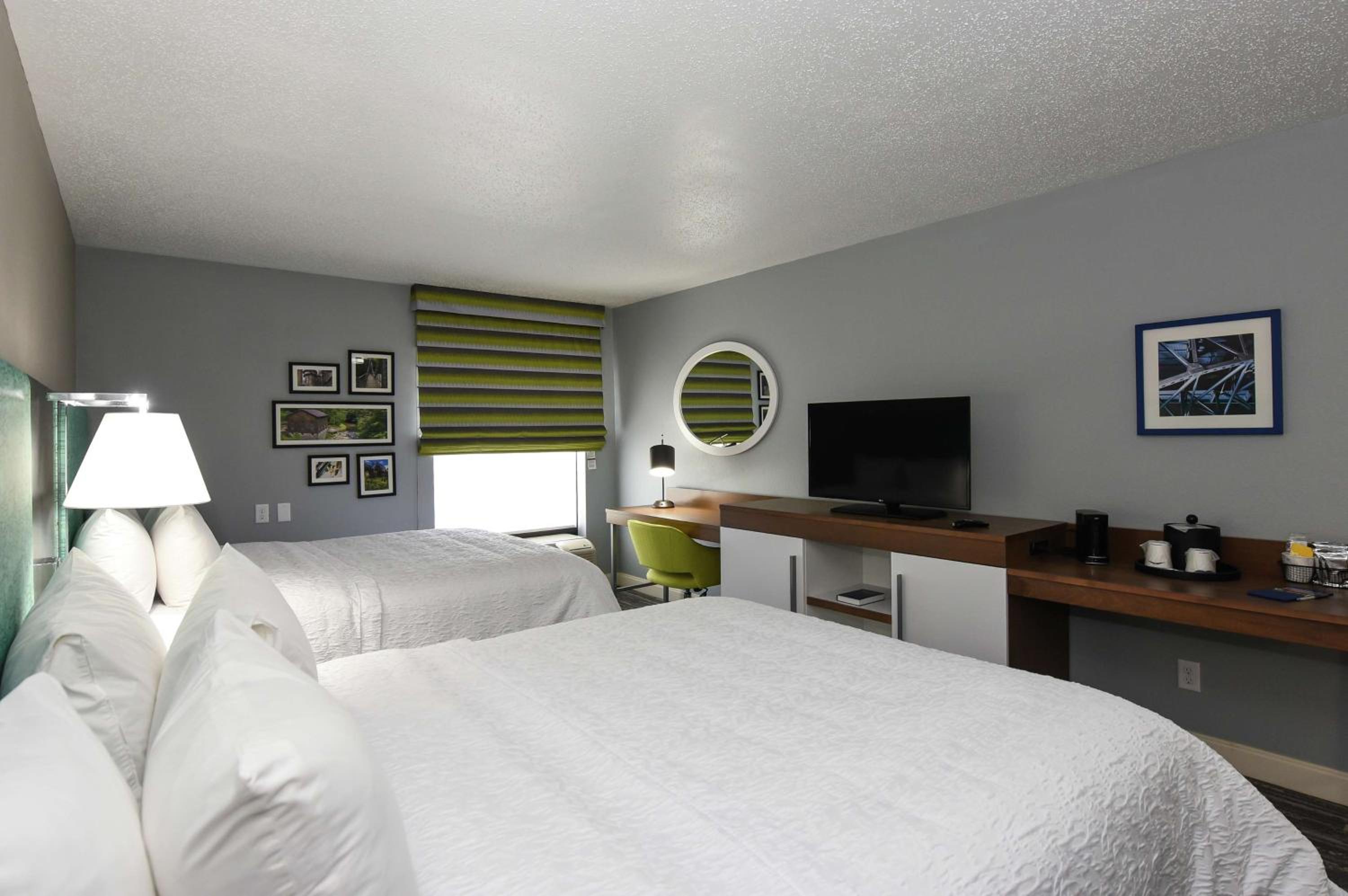 Queen with Two Queen Beds - Non-Smoking - Photo 3