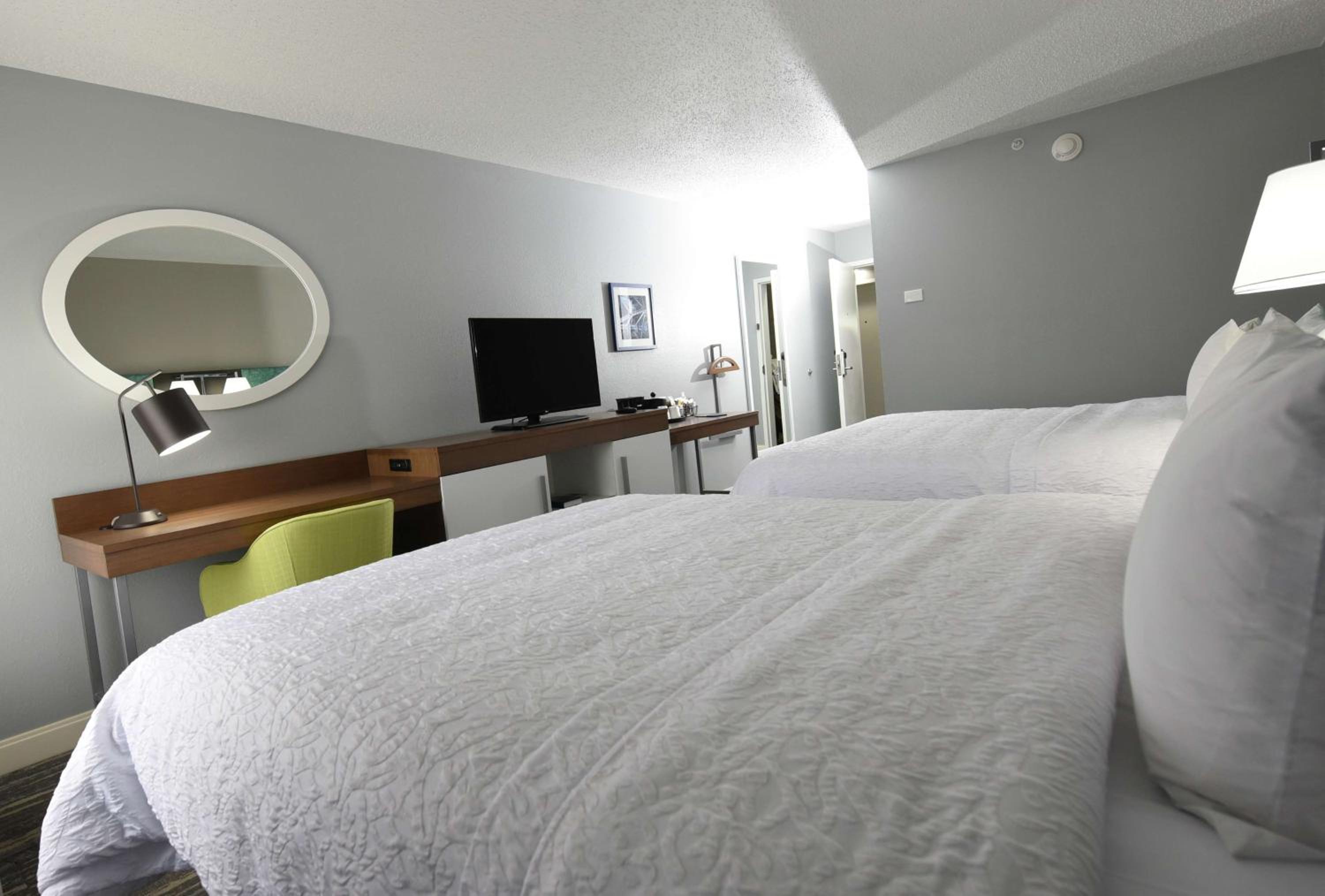 Queen with Two Queen Beds - Non-Smoking - Photo 5