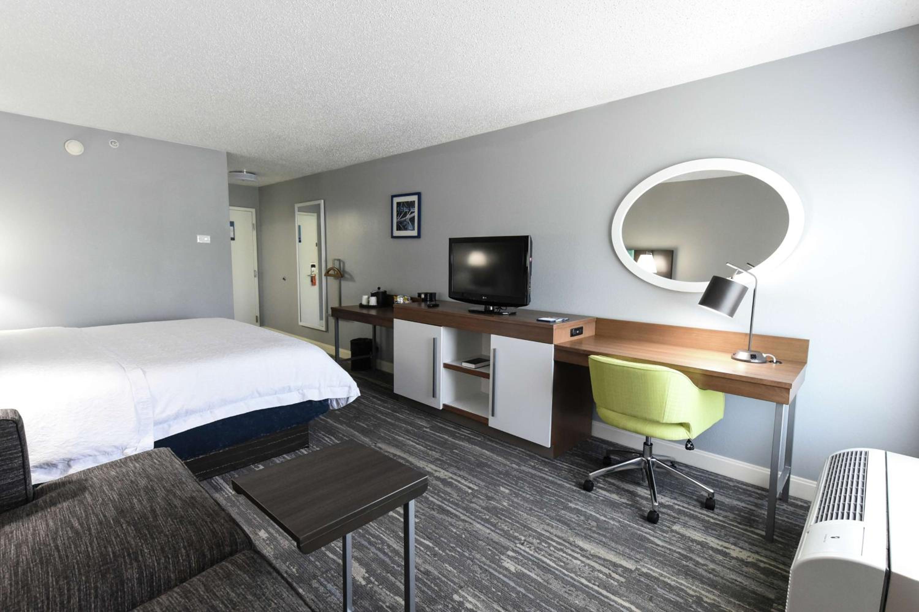 King Room with King Bed - Non-Smoking - Photo 3