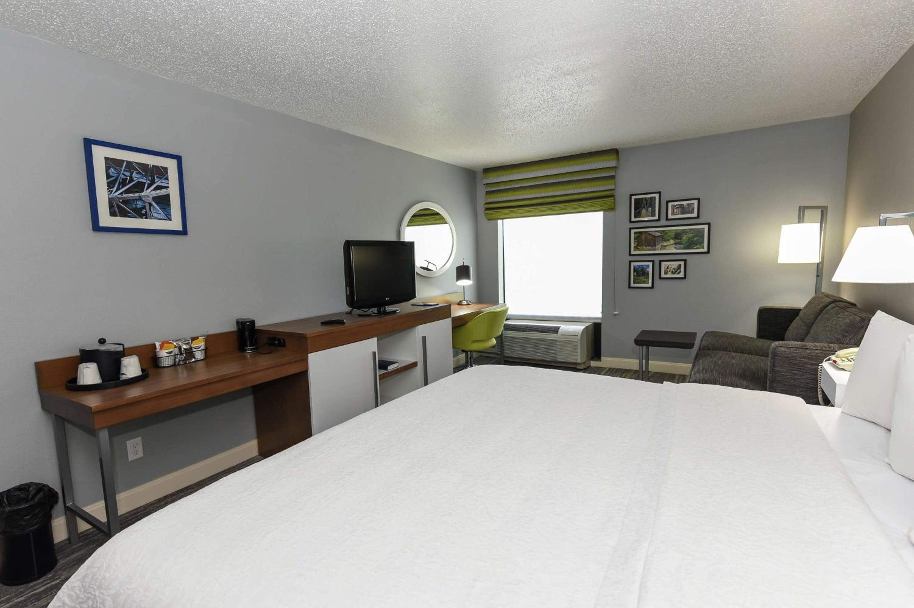 King Room with King Bed - Non-Smoking - Photo 2