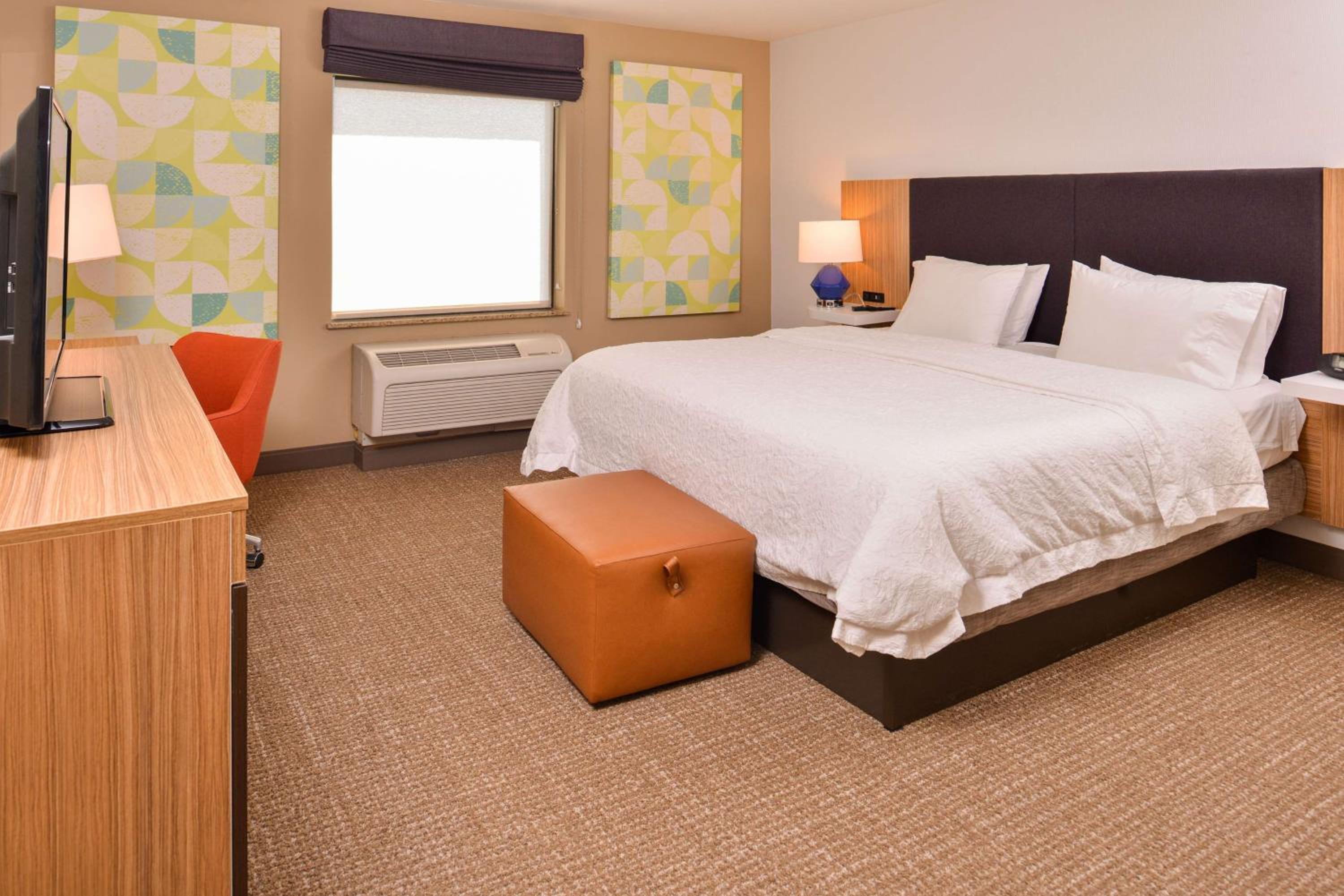 King Room with King Bed - Non-Smoking - Photo 4