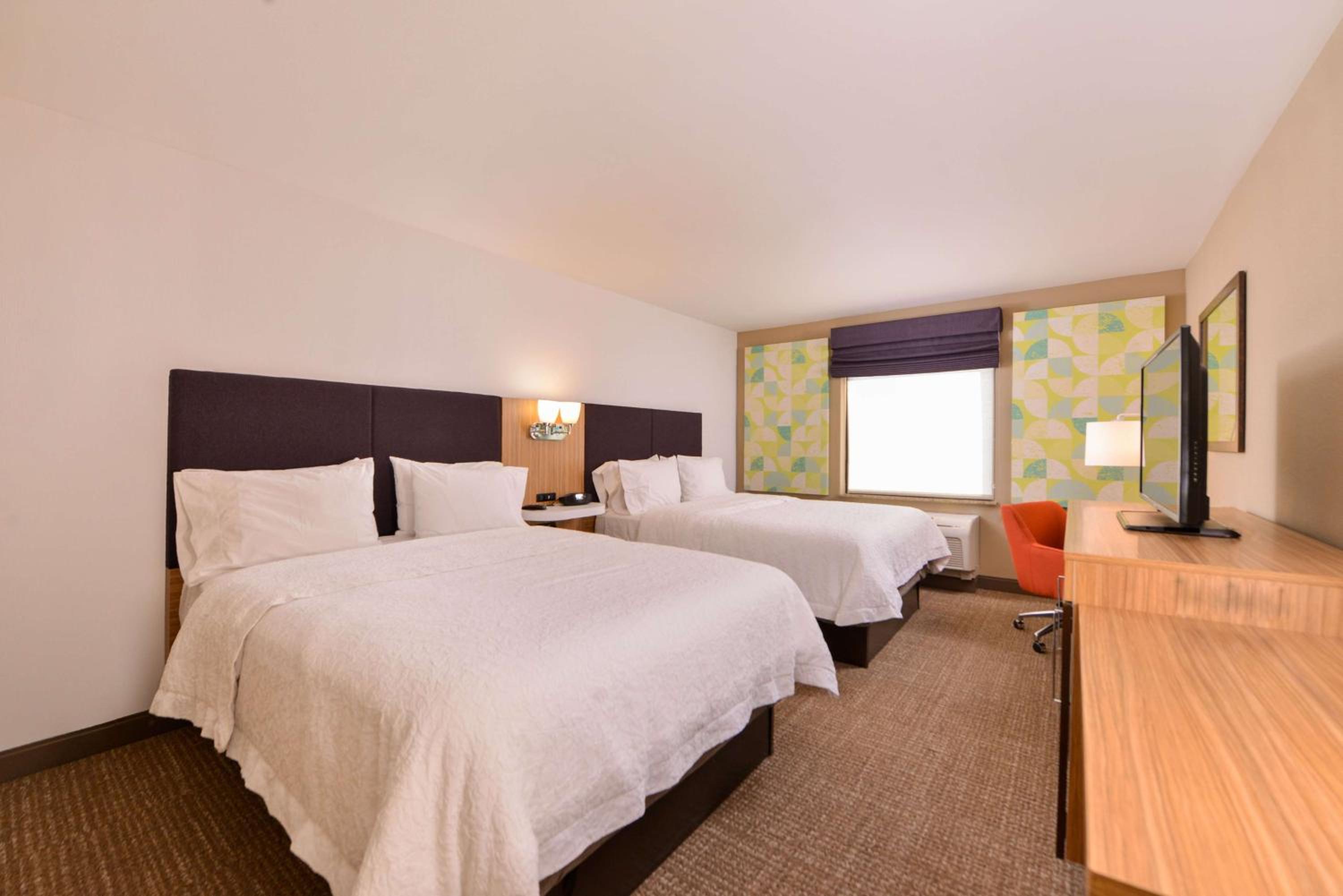 Room with Two Queen Beds - Non-Smoking - Photo 4