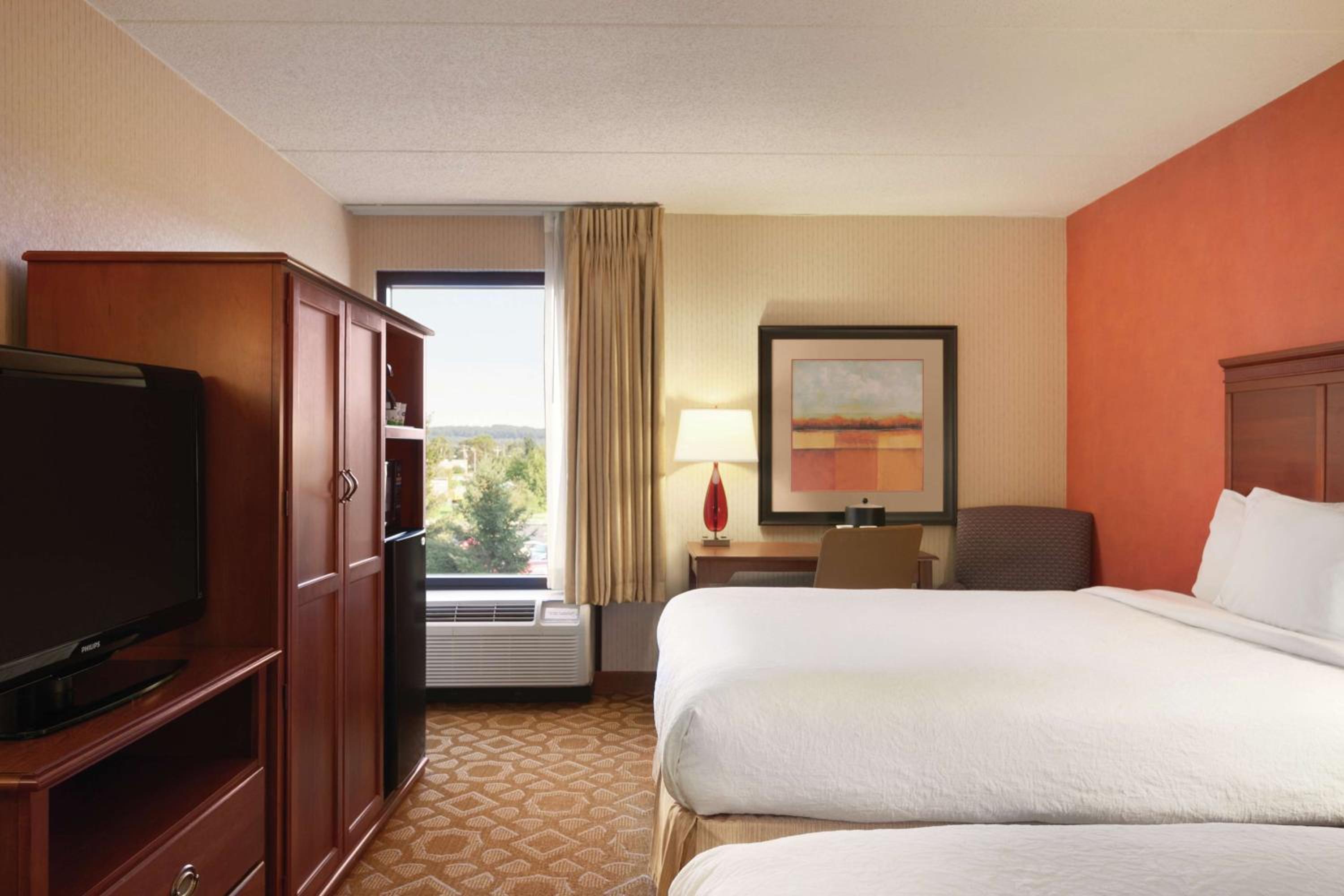 Room with Two Queen Beds - Non-Smoking - Photo 4