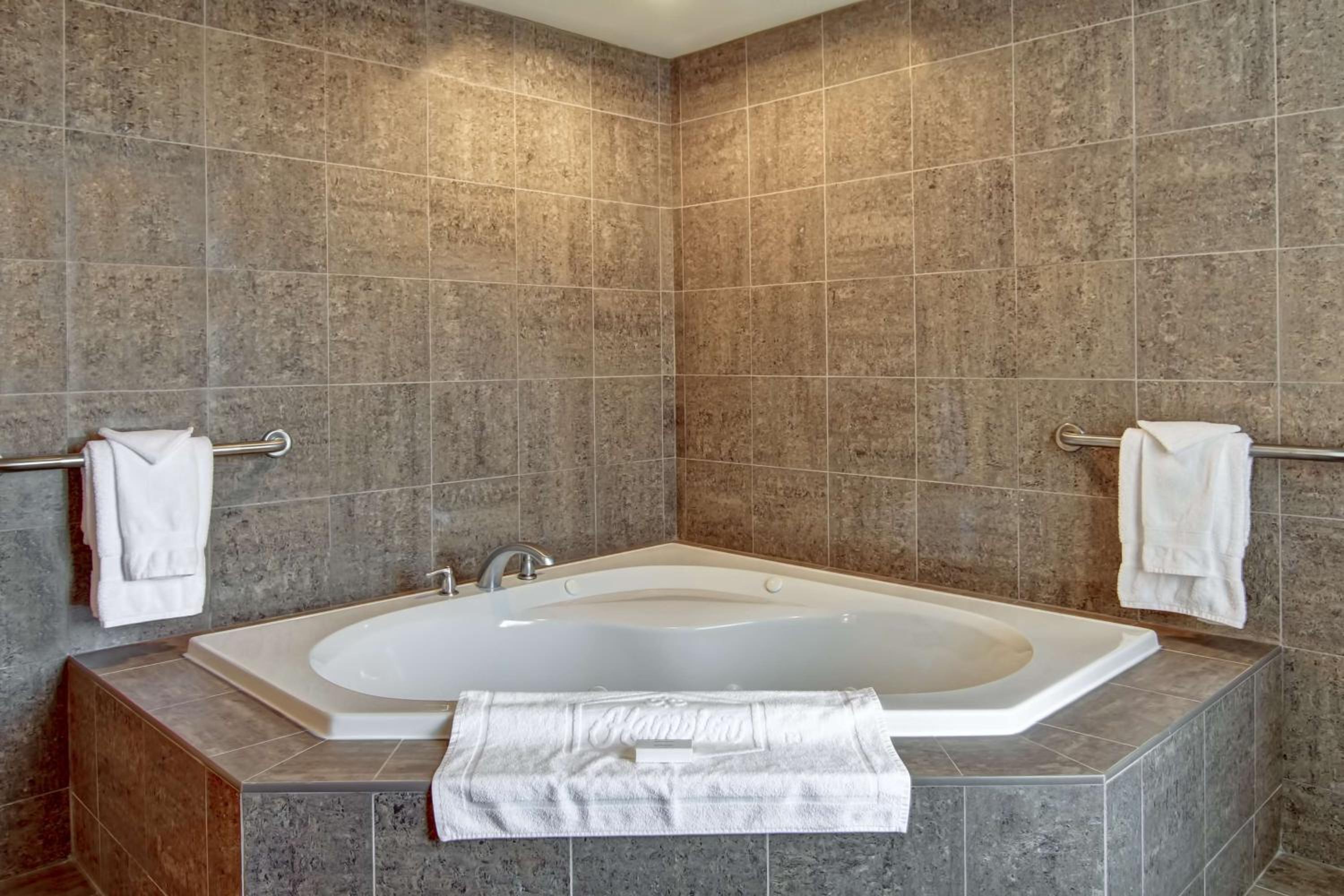 Deluxe King Room with Whirpool - Non-Smoking - Photo 2