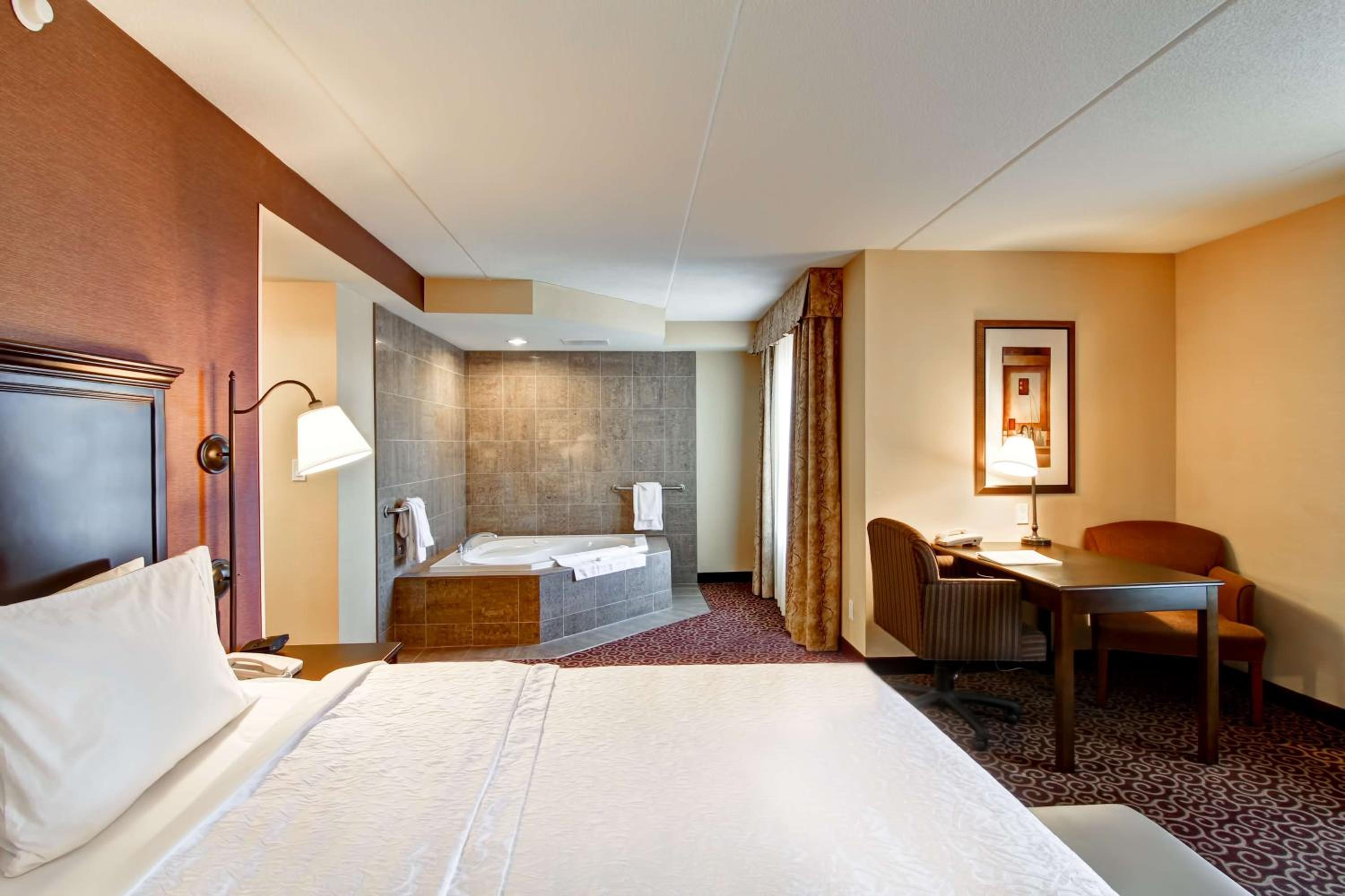 Deluxe King Room with Whirpool - Non-Smoking - Photo 1