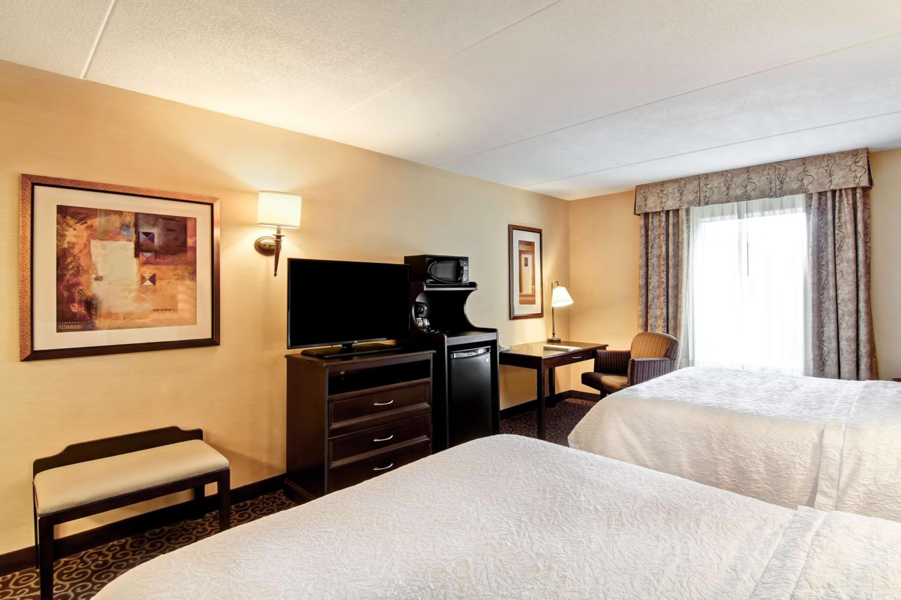 Room with Two Queen Beds - Non-Smoking - Photo 3