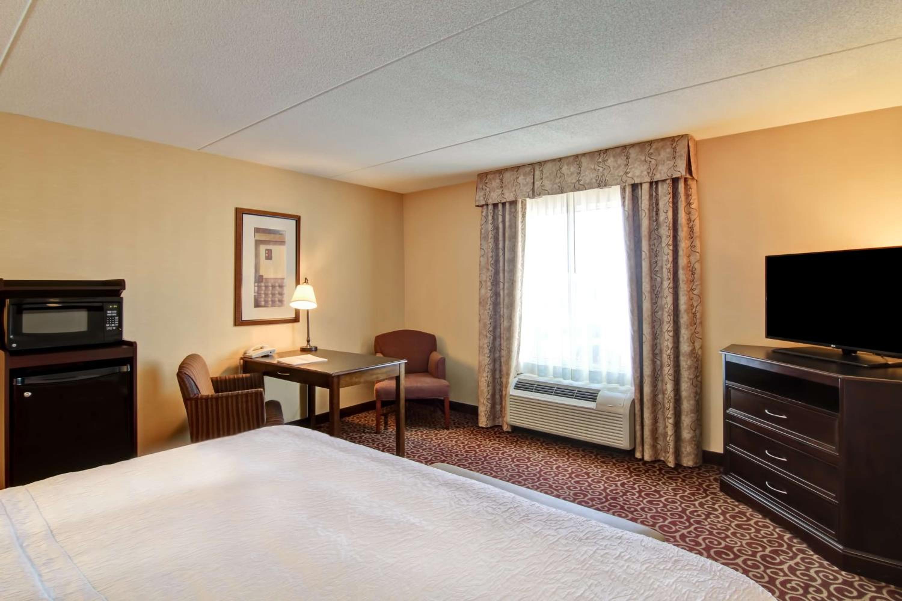 King Room - Non-Smoking - Photo 4