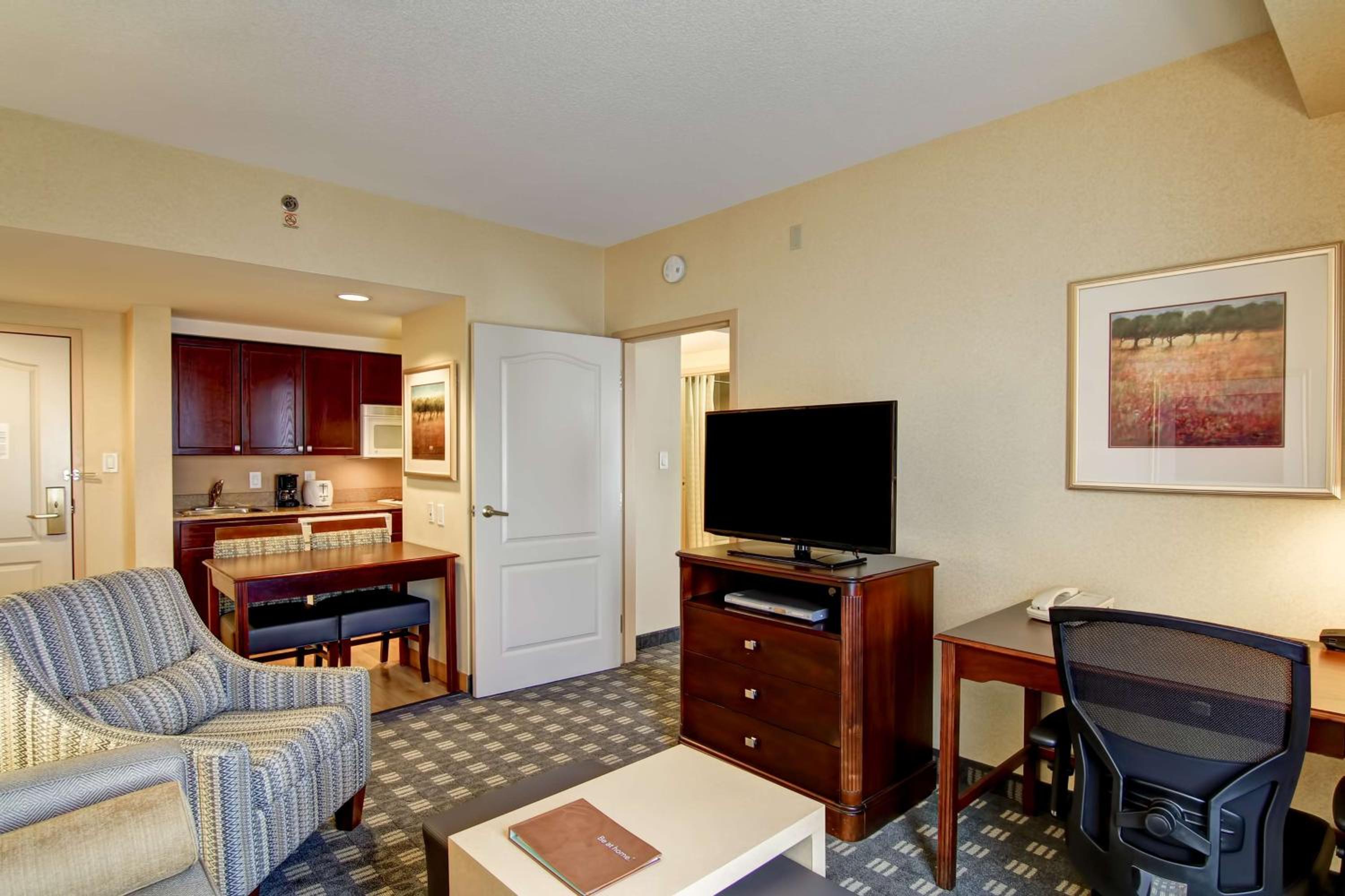 One-Bedroom King Suite - Non-Smoking - Photo 2