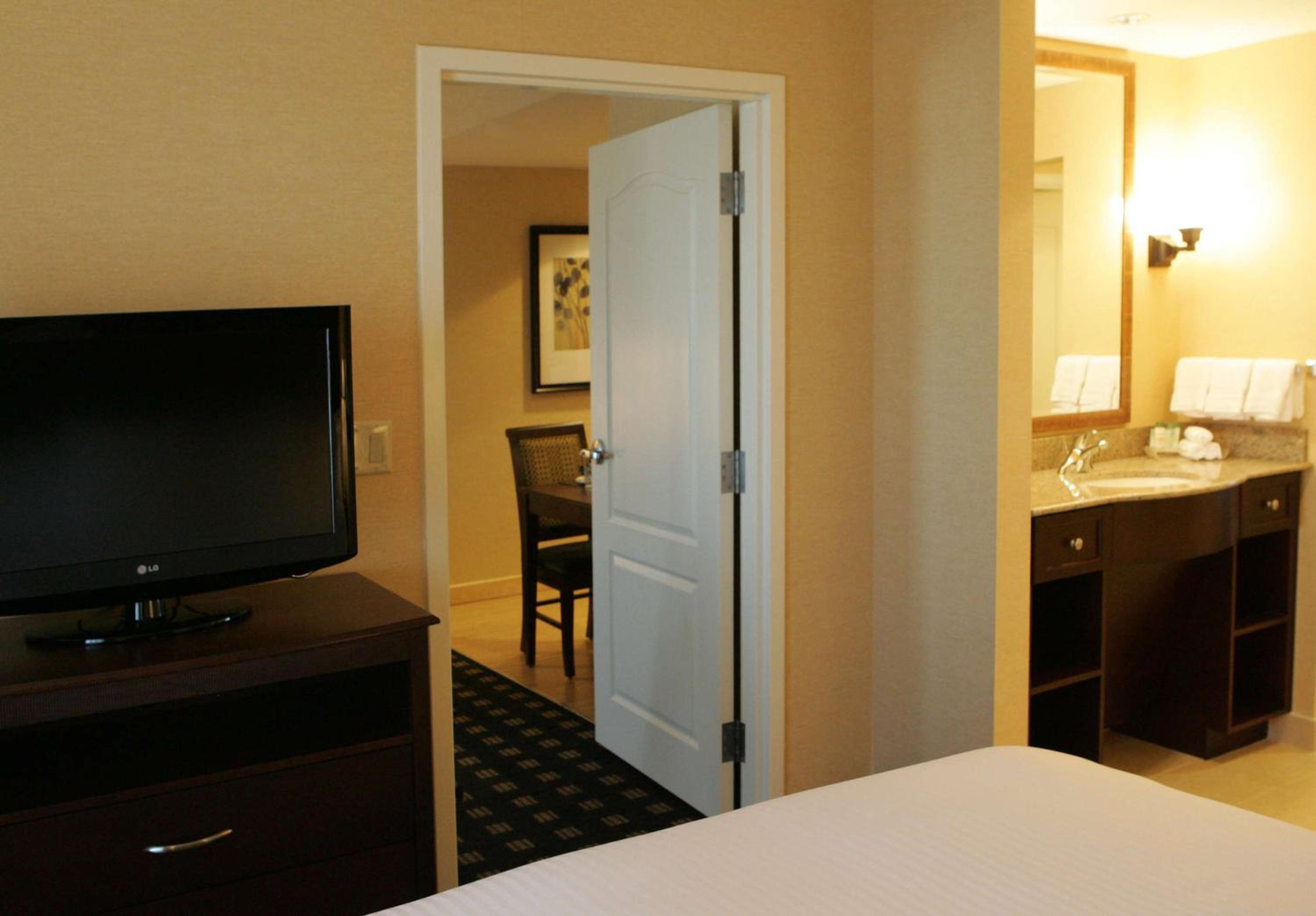 Two-Bedroom Suite - Non-Smoking - Photo 2