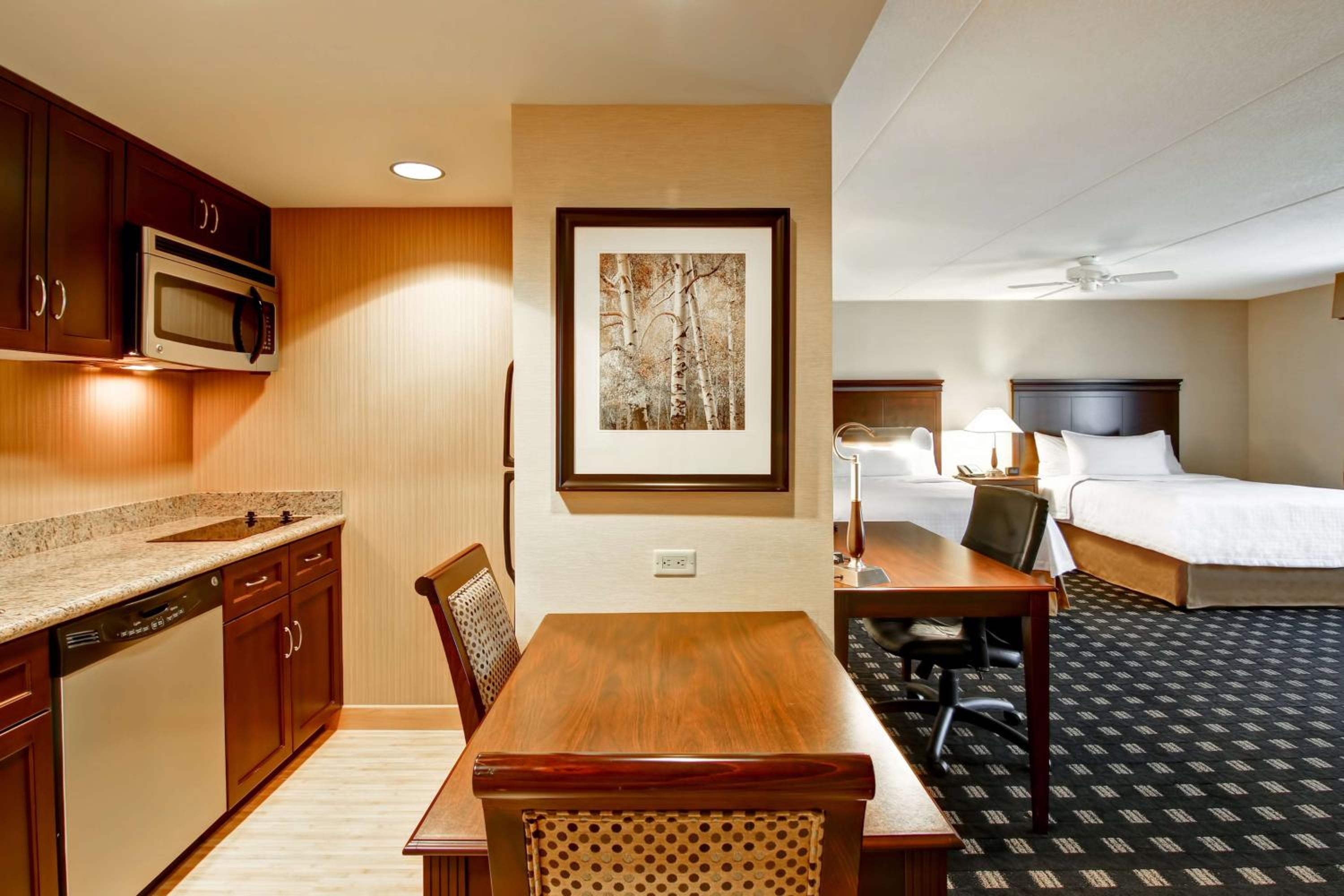 Queen Studio Suite with Two Queen Beds - Non-Smoking - Photo 3