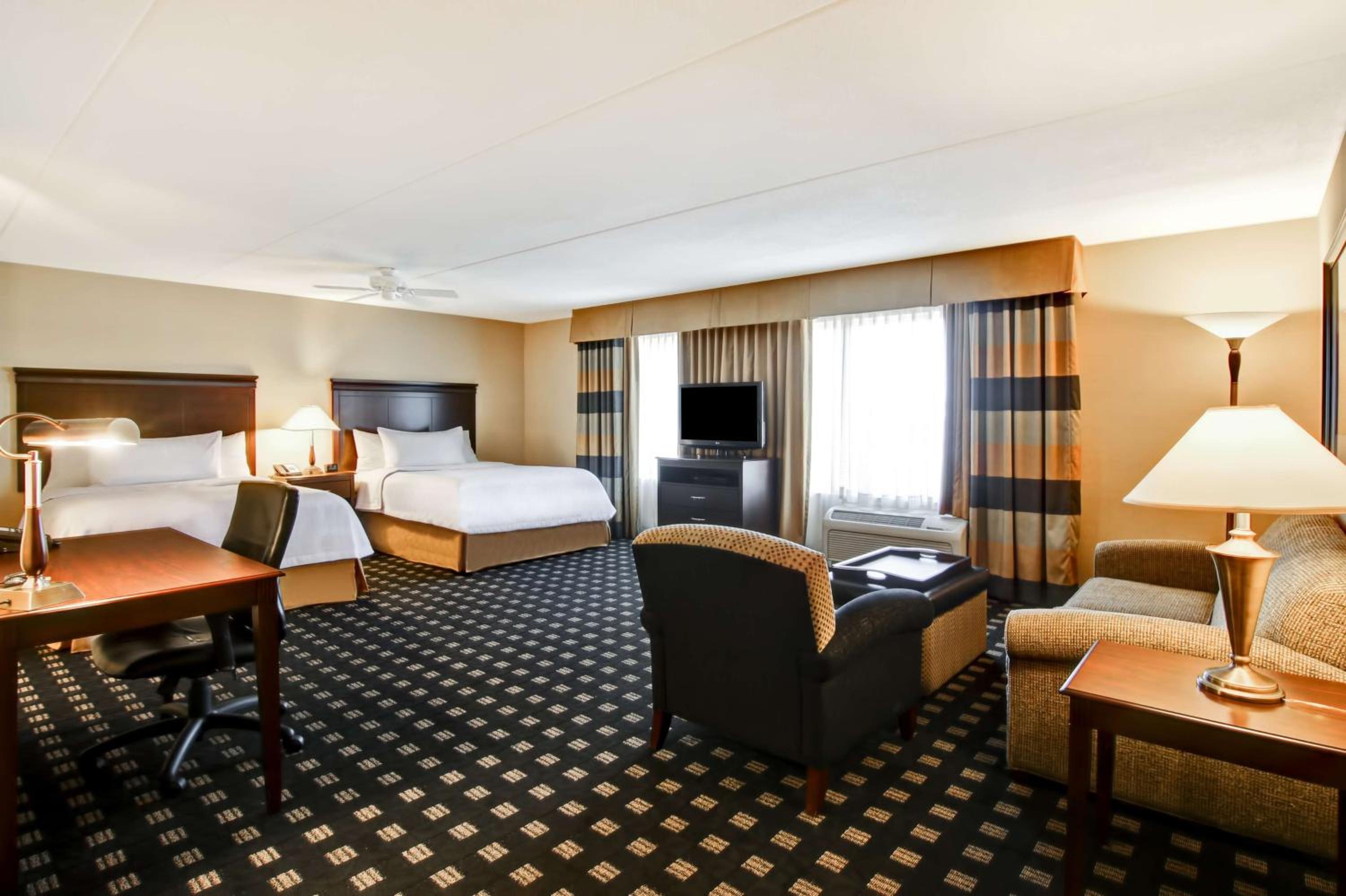 Queen Studio Suite with Two Queen Beds - Non-Smoking - Photo 4