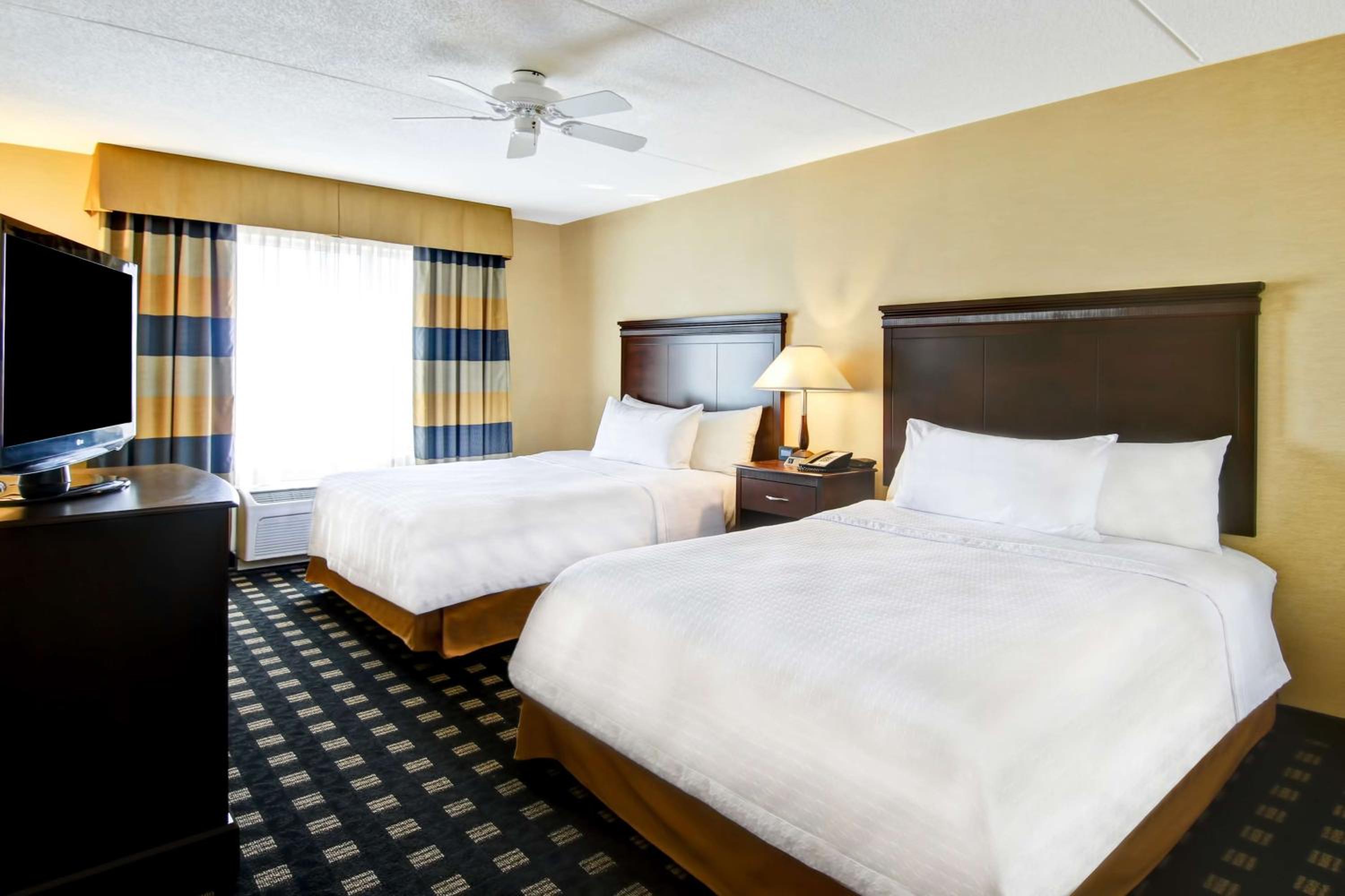 Two Bedroom Suite with One King and Two Queen Beds - Non-Smoking - Photo 2