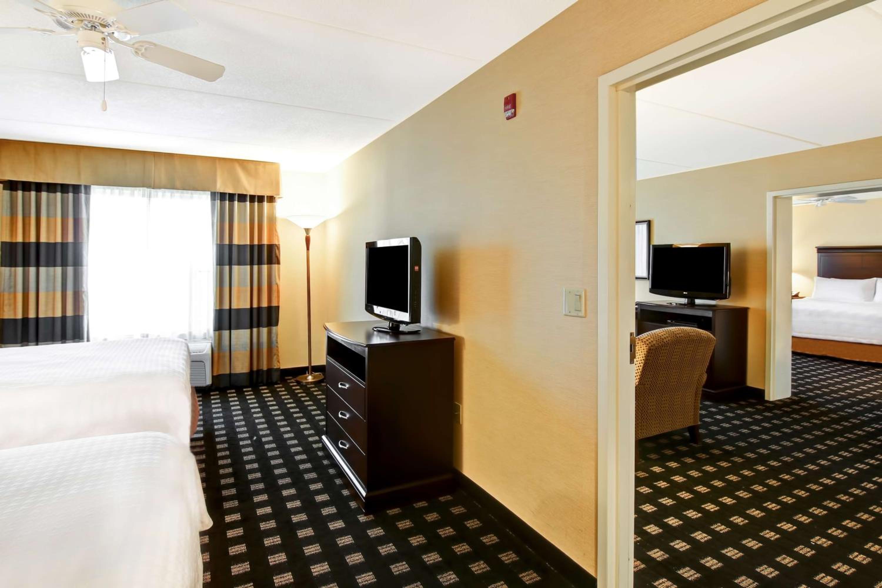 Two Bedroom Suite with One King and Two Queen Beds - Non-Smoking - Photo 9