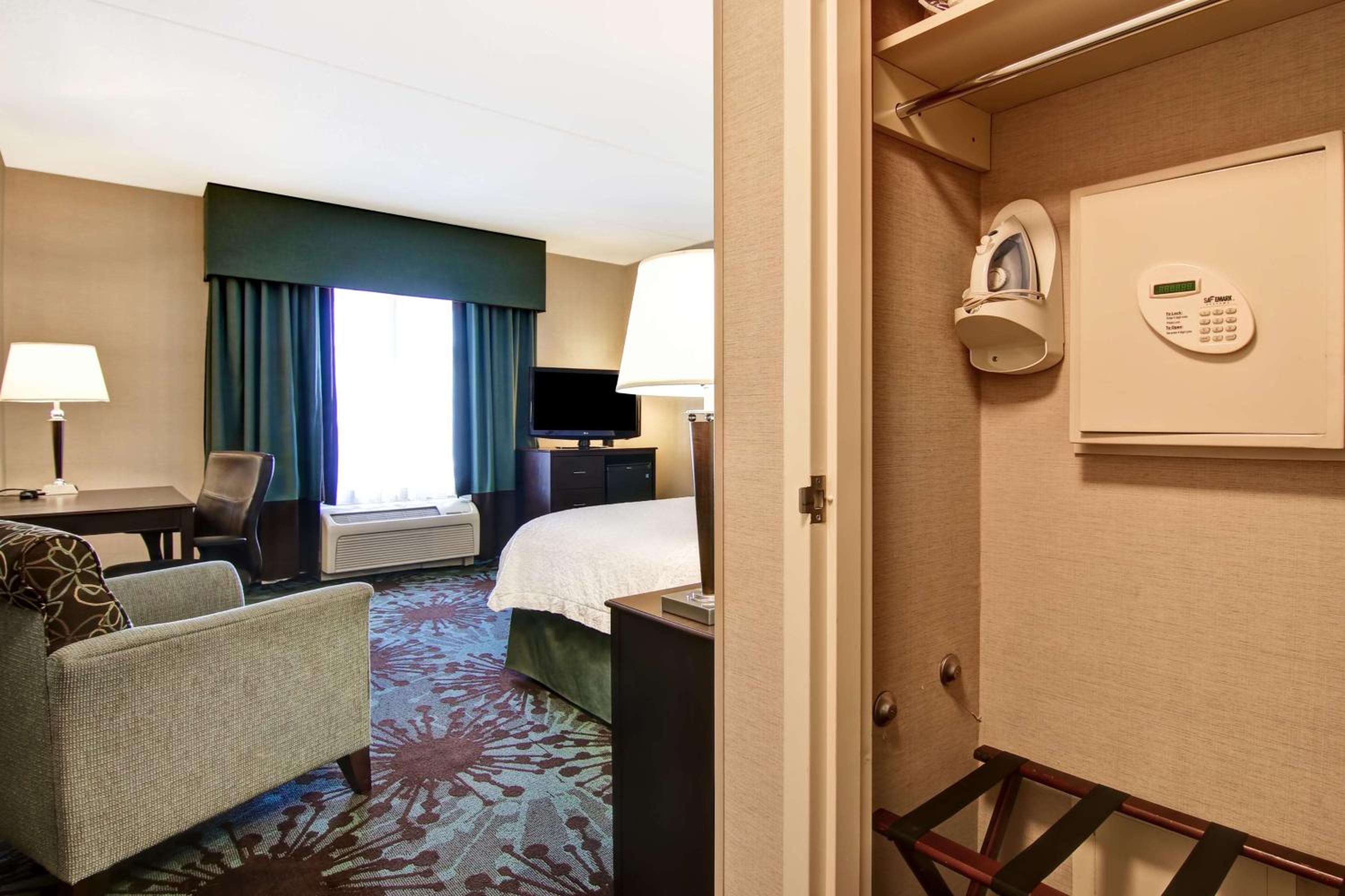 King Room with King Bed - Non-Smoking - Photo 1