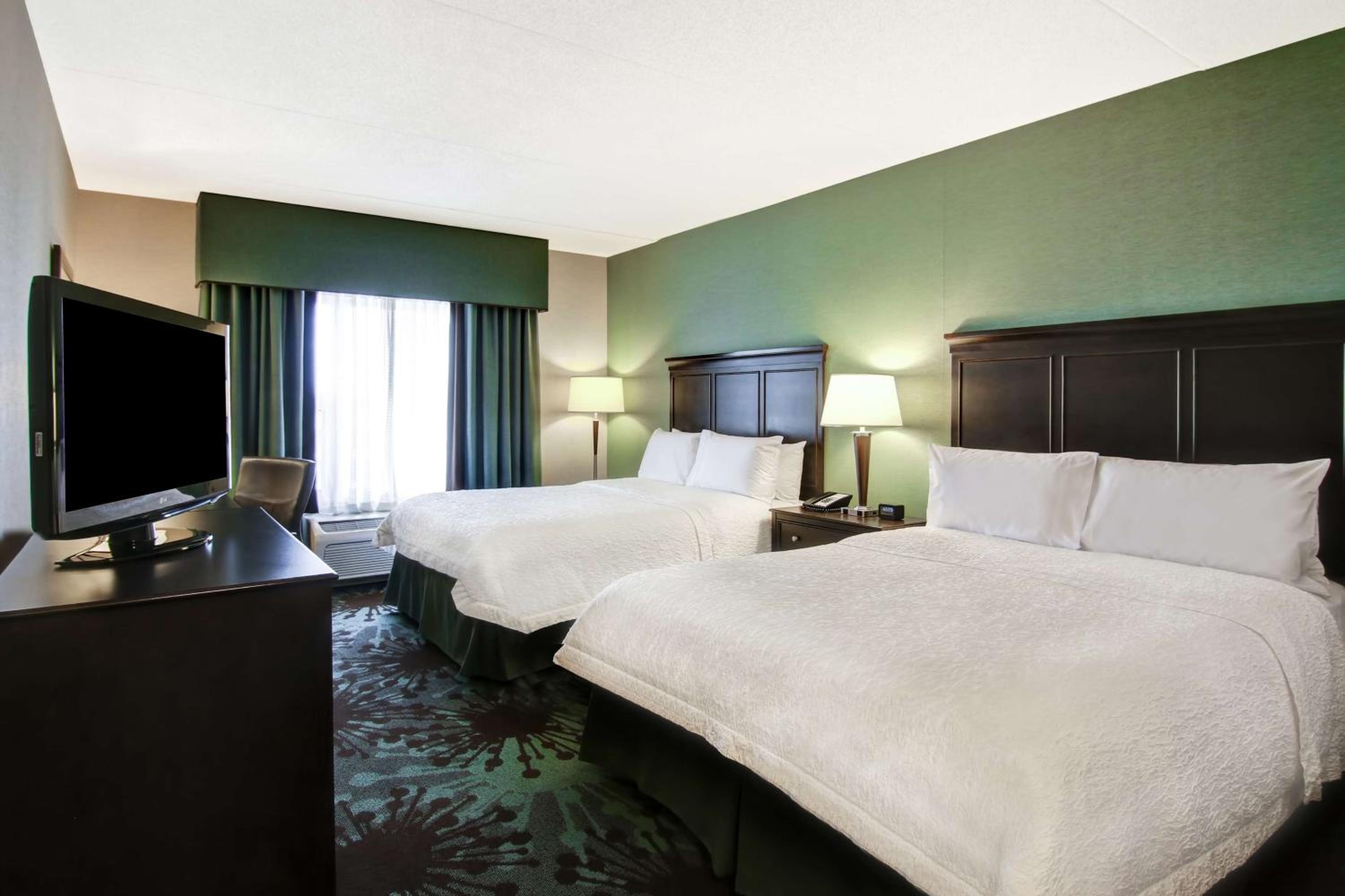 Room with Two Queen Beds - Non-Smoking - Photo 8