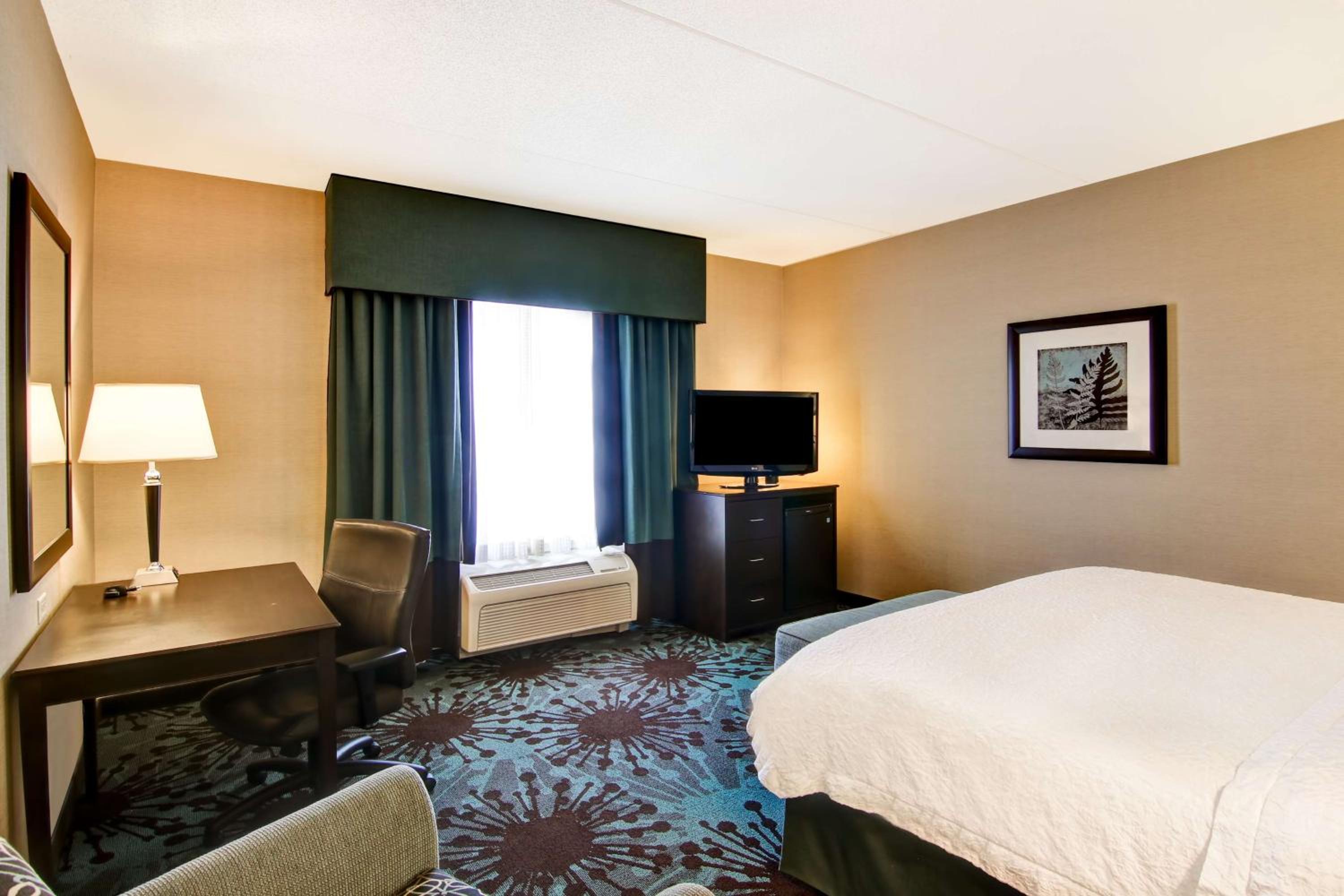 King Room with King Bed - Non-Smoking - Photo 2