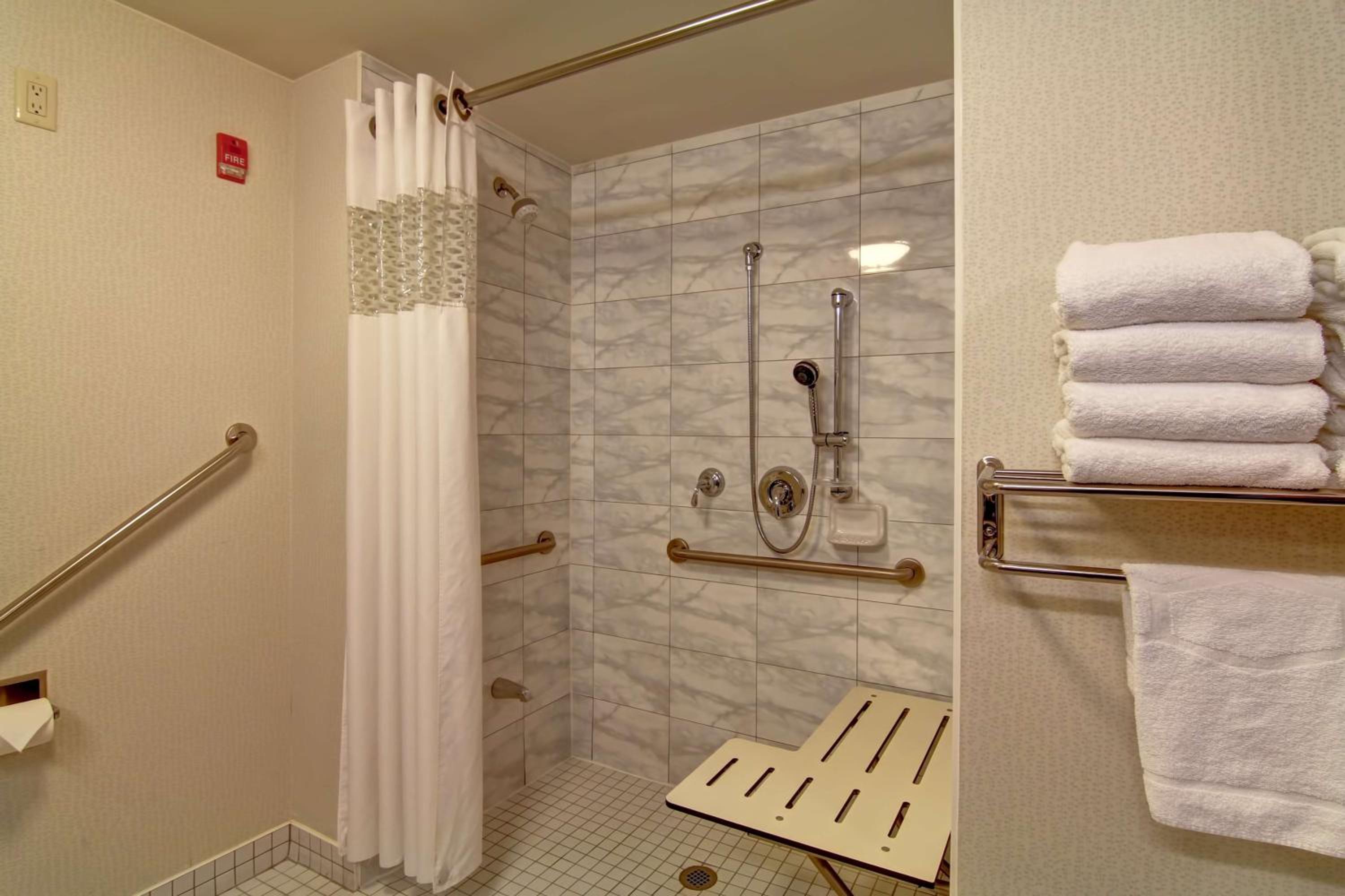 Queen Room with Two Queen Beds - Disability Access/Non-Smoking - Photo 6
